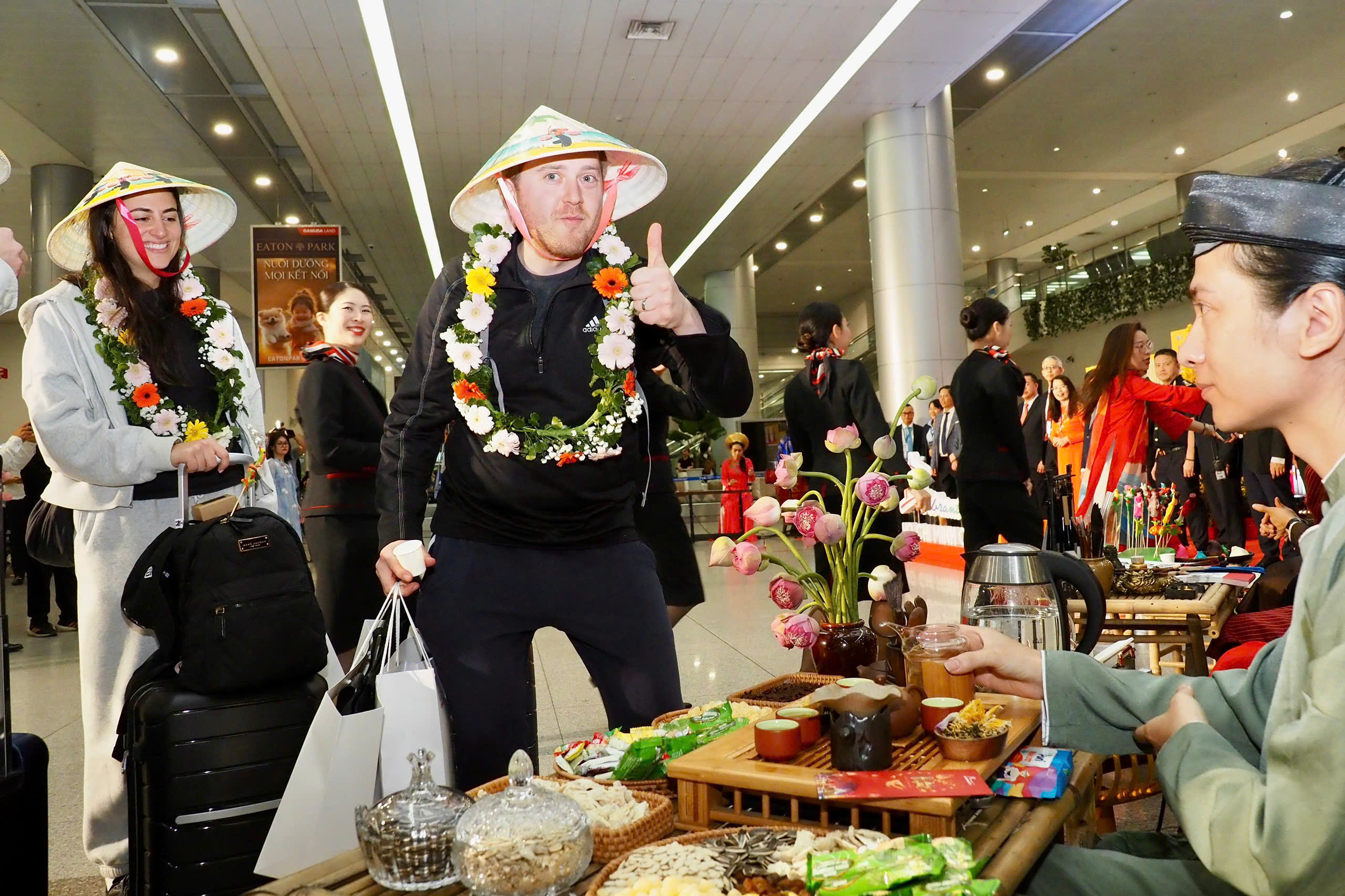 Sân bay Tân Sơn Nhất gây bất ngờ cho du khách quốc tế ngày đầu năm - Ảnh 1. Sân bay Tân Sơn Nhất gây bất ngờ cho du khách quốc tế ngày đầu năm - Ảnh 1.