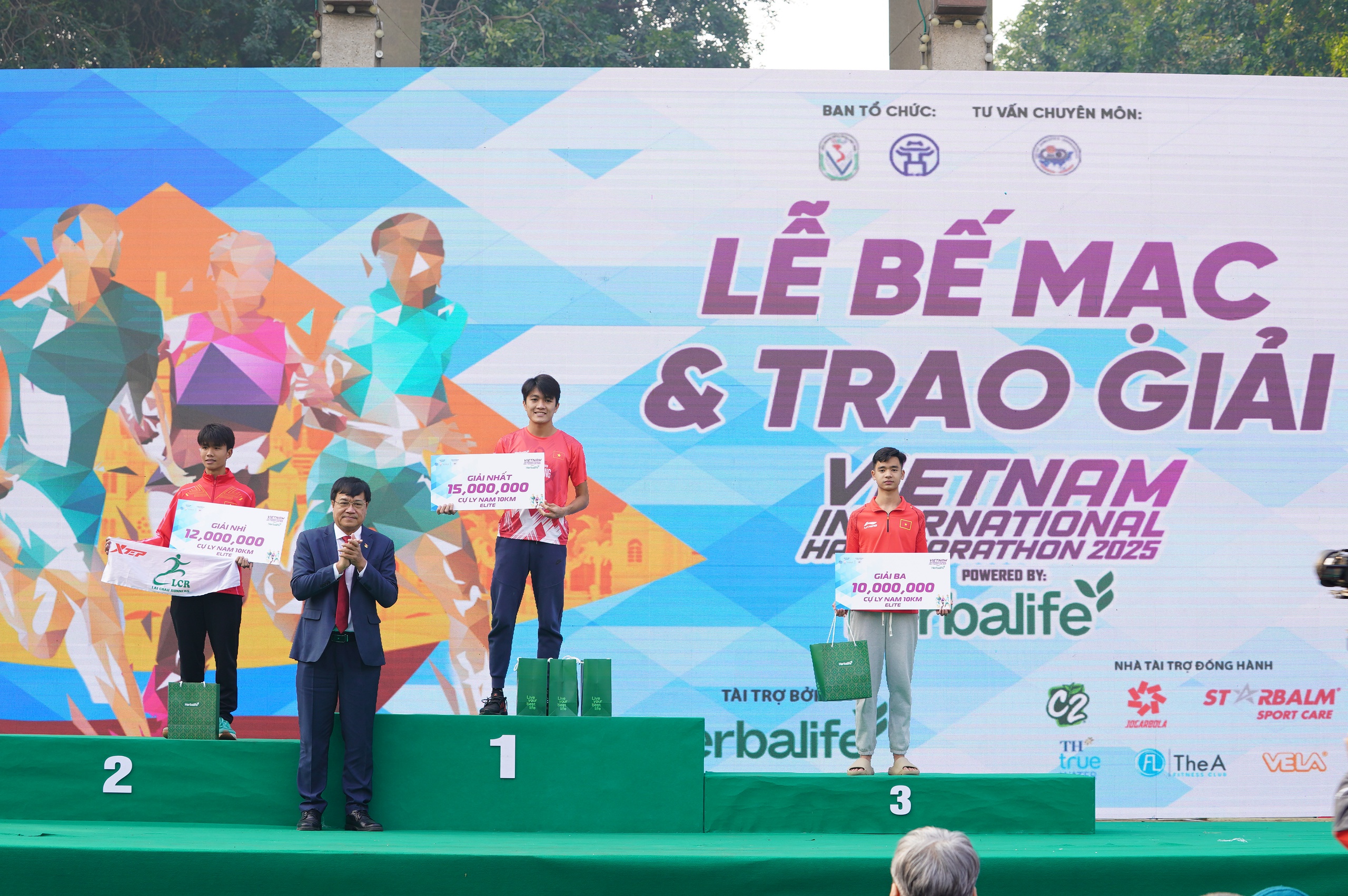 נגוין טי אואן מפגינה את הרמה שלה, קובעת שיא חדש בתחילת 2025 - תמונה 4. Nguyễn Thị Oanh thể hiện đẳng cấp, lập kỷ lục mới ngay đầu năm 2025- Ảnh 4.