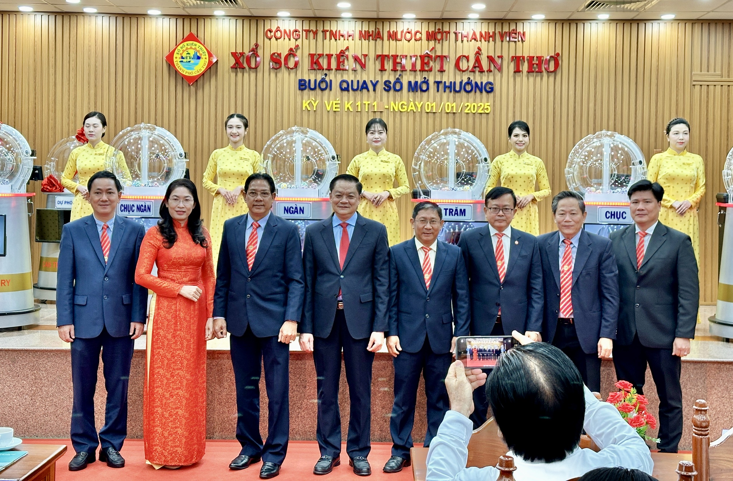 Cần Thơ: Xổ số nộp ngân sách hơn 2.200 tỉ đồng- Ảnh 2. Cần Thơ: Xổ số nộp ngân sách hơn 2.200 tỉ đồng- Ảnh 2.