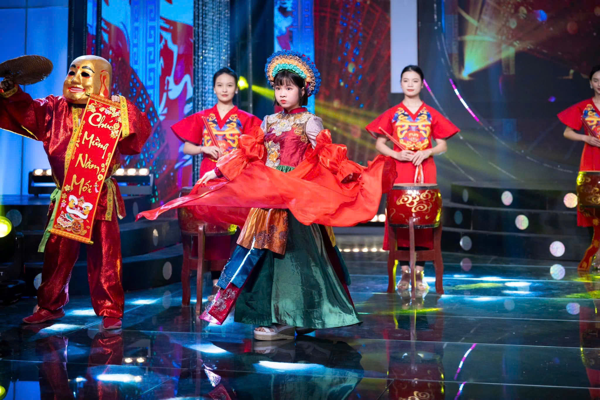 ពាក់អាវប៉ាក់ដោយដៃ បង្ហាញពីនិស្ស័យ និងភាពឆើតឆាយ - រូបថត ៥. Mặc áo dài thêu tay, nổi bật khí chất và thanh lịch- Ảnh 5.