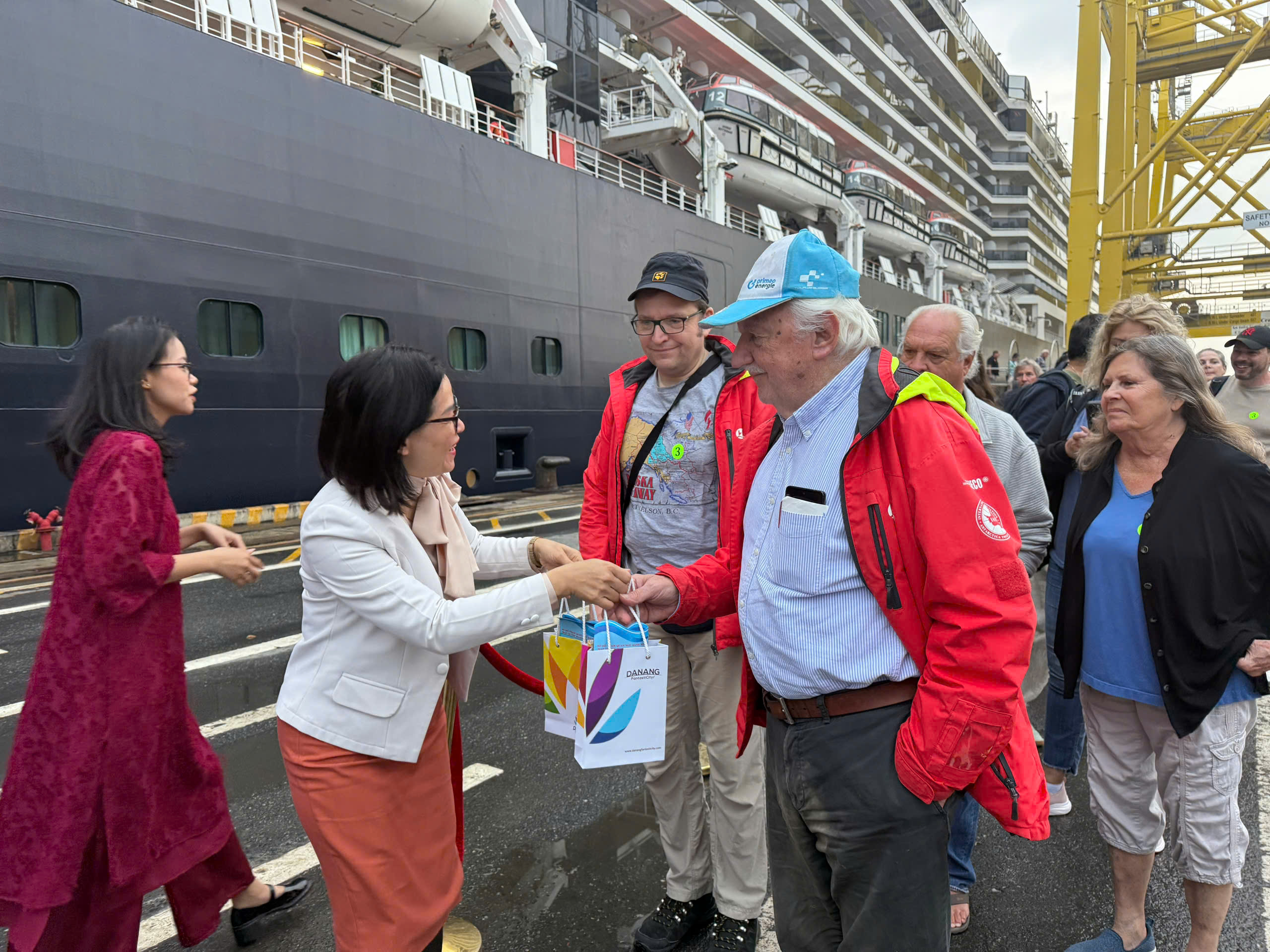 Đà Nẵng, Quảng Bình nồng hậu đón du khách ngày đầu năm- Ảnh 2. Đà Nẵng