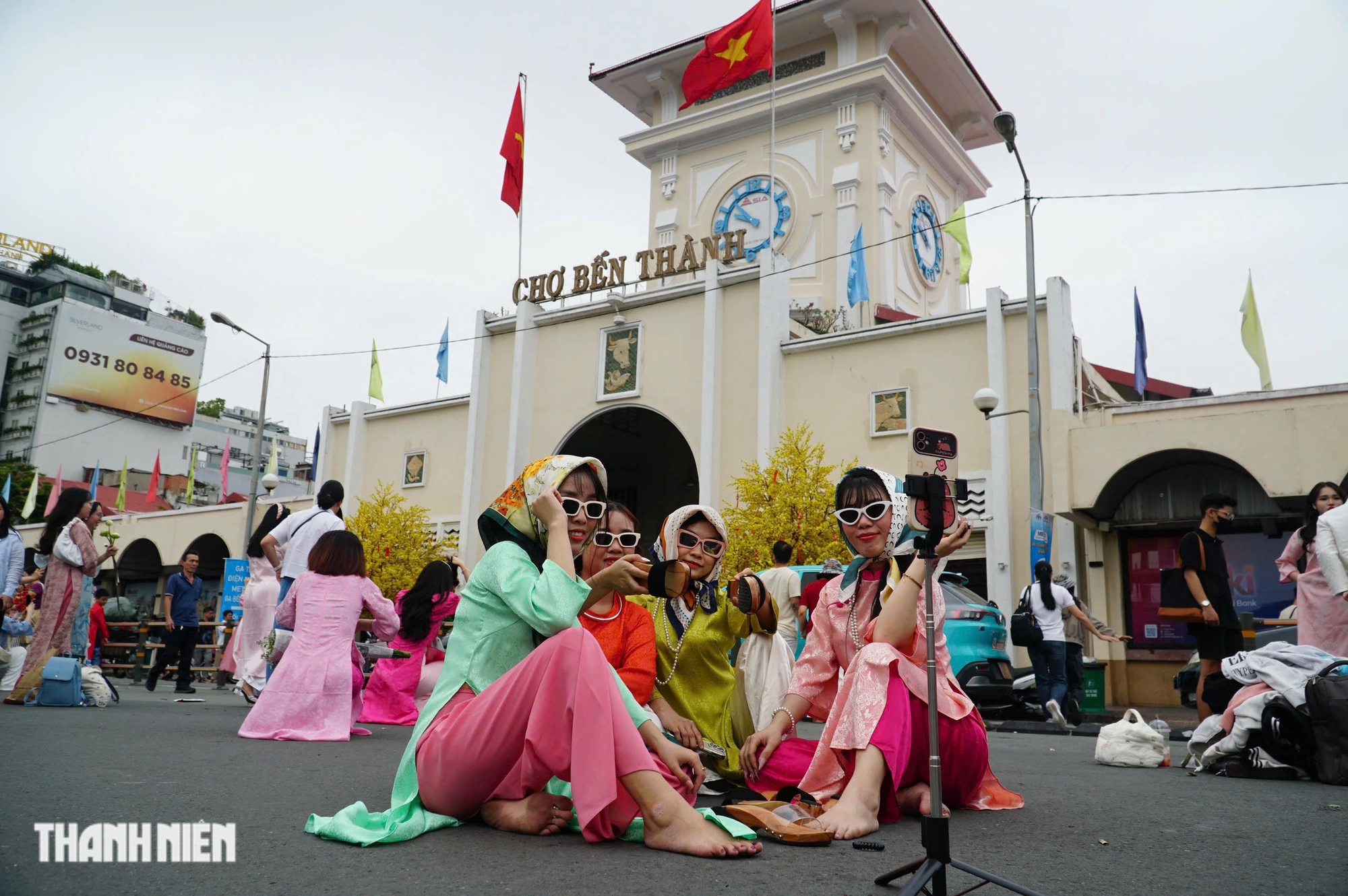 'Biển người' chật k&iacute;n ở trung t&acirc;m TP.HCM vui chơi Tết Dương lịch 2025- Ảnh 16.