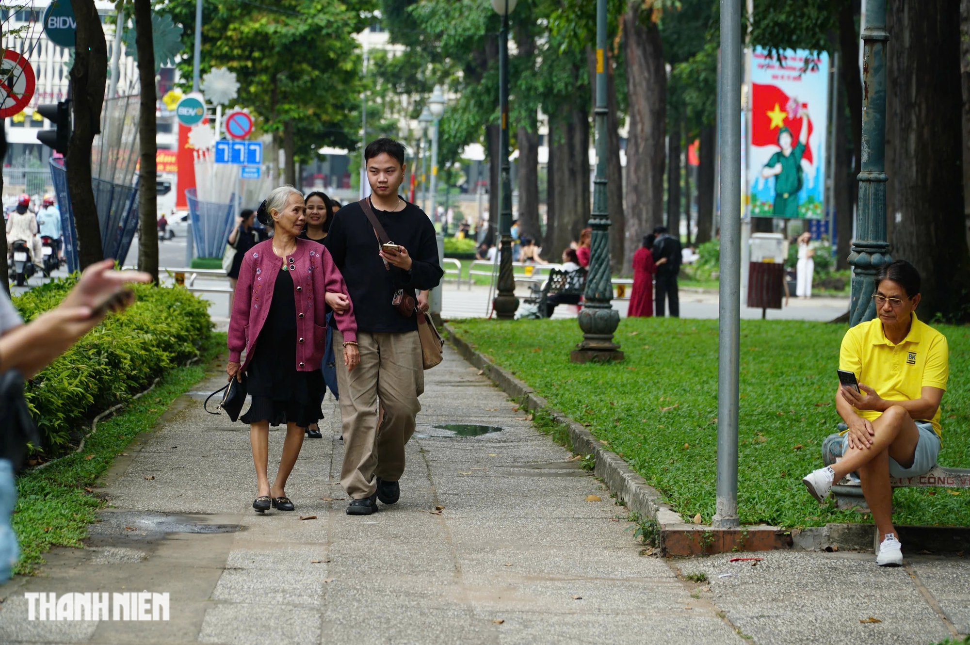 'Biển người' chật k&iacute;n ở trung t&acirc;m TP.HCM vui chơi Tết Dương lịch 2025- Ảnh 20.
