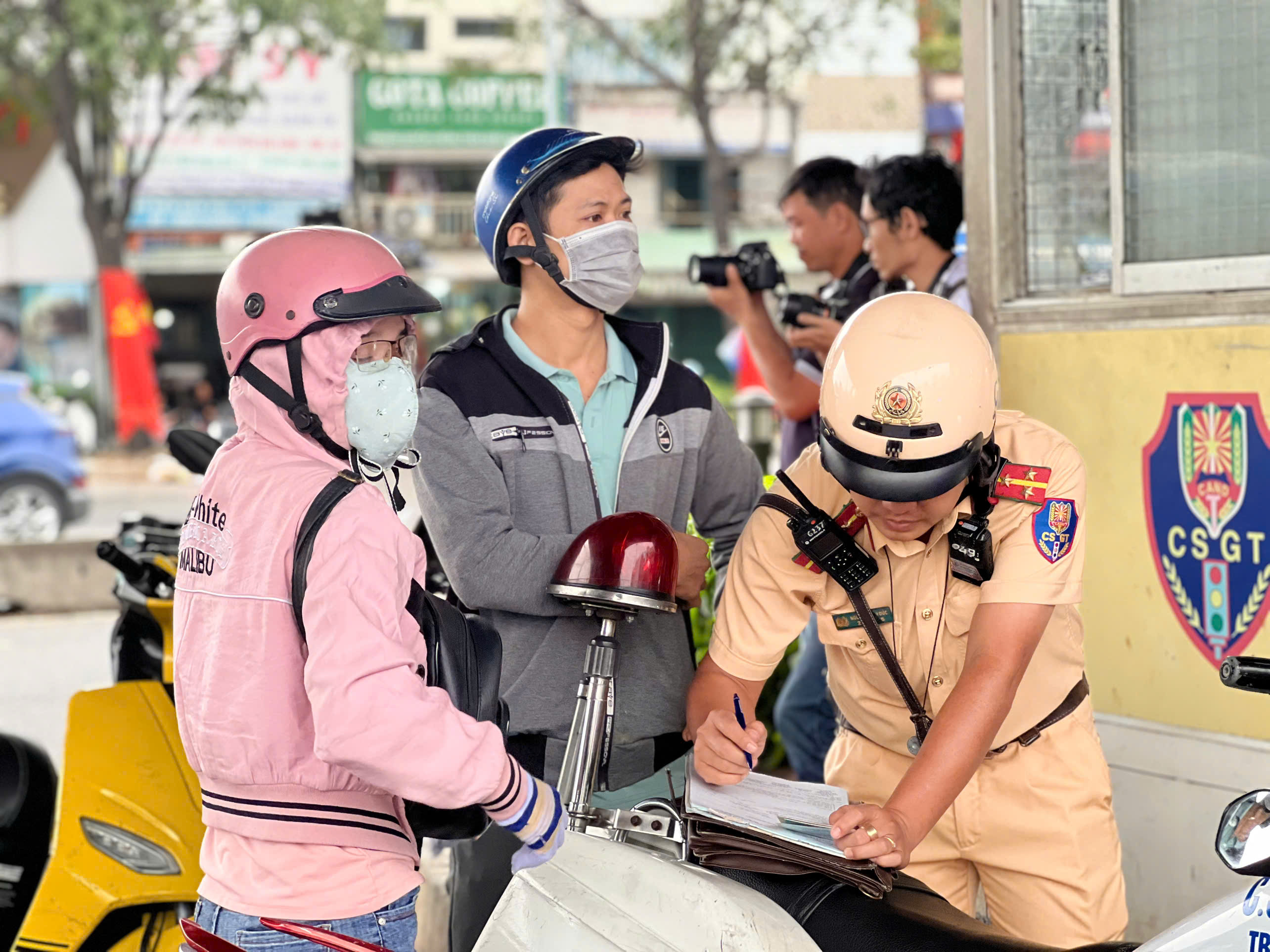 Ngày đầu áp dụng Nghị định 168: Nam sinh viên bị phạt 5 triệu vì vượt đèn đỏ
