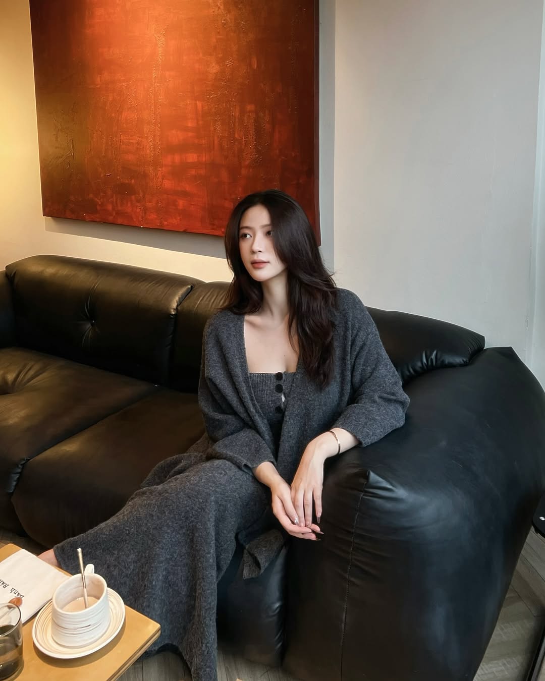 Lente-outfit 2025 met de sterke terugkeer van neutrale kleuren - Foto 6. Phối đồ xuân 2025 với sự trở lại mạnh mẽ của gam màu trung tính- Ảnh 6.