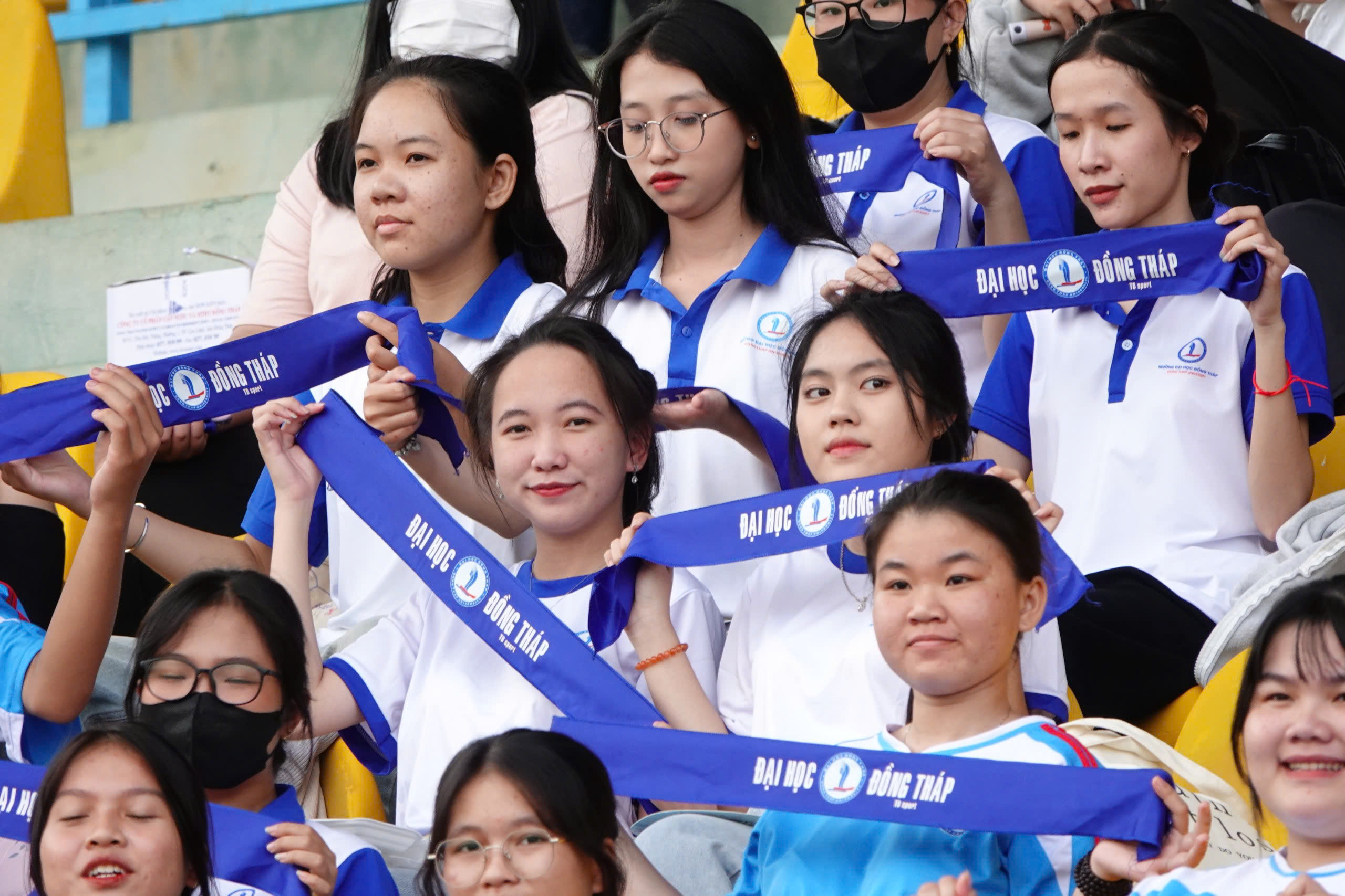 Professional football atmosphere at Can Tho Stadium - Photo 9.