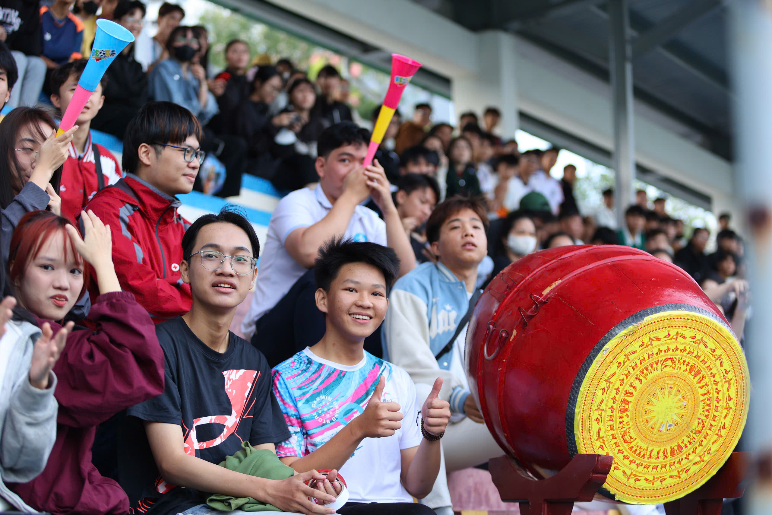 Thousands of students from different schools rock the soccer field in the coastal city of Nha Trang - Photo 10.