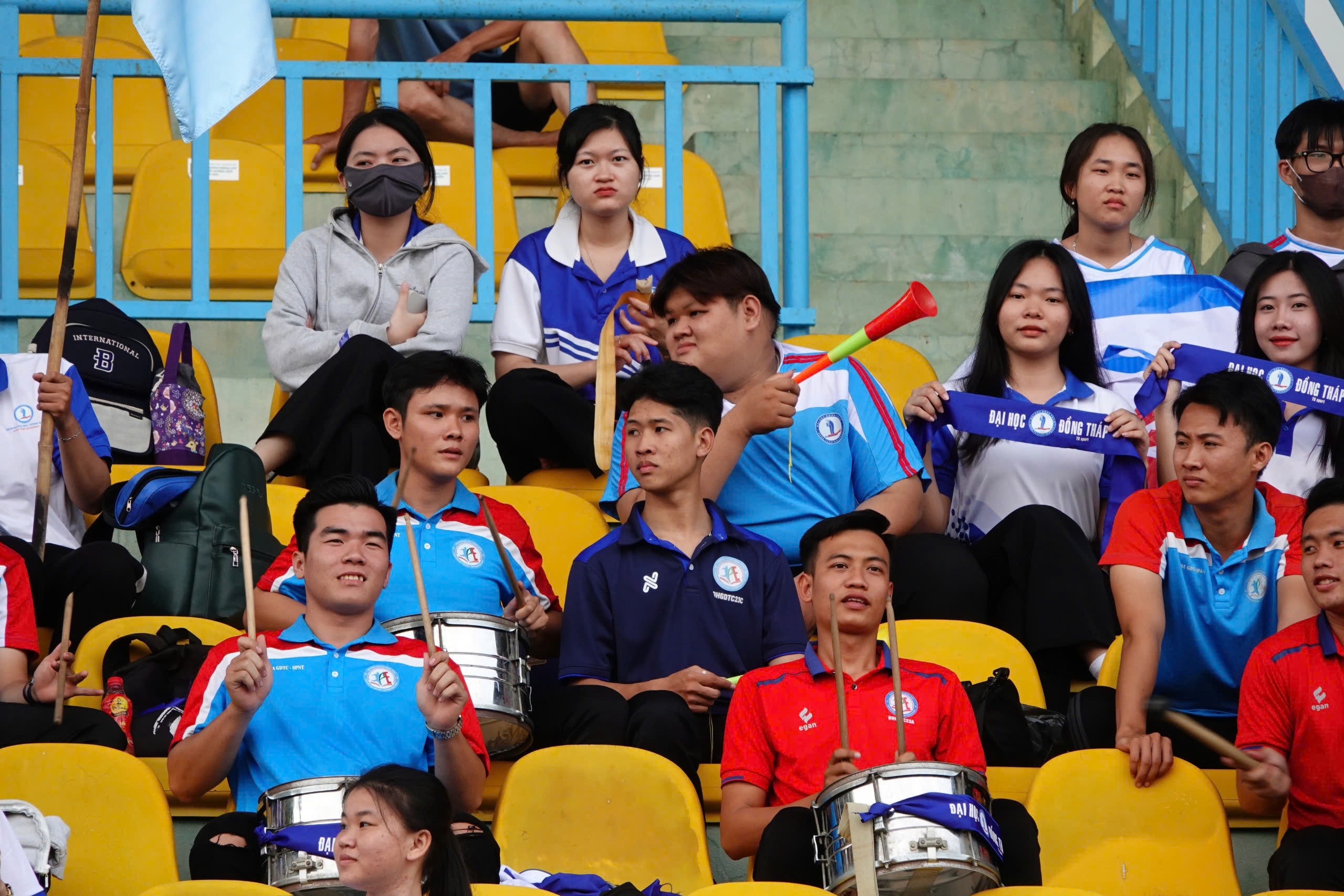 Professional football atmosphere at Can Tho Stadium - Photo 8.