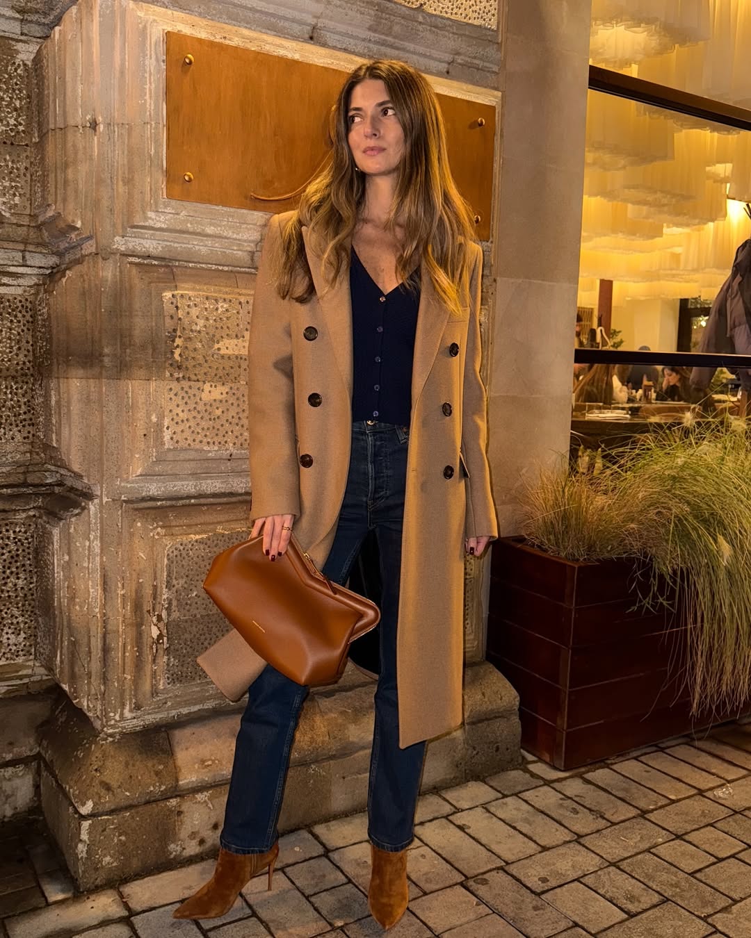 Jděte ven v džínách a nádherných kabátech - Foto 4. Xuống phố cùng quần jeans và những chiếc áo khoác tuyệt đẹp- Ảnh 4.