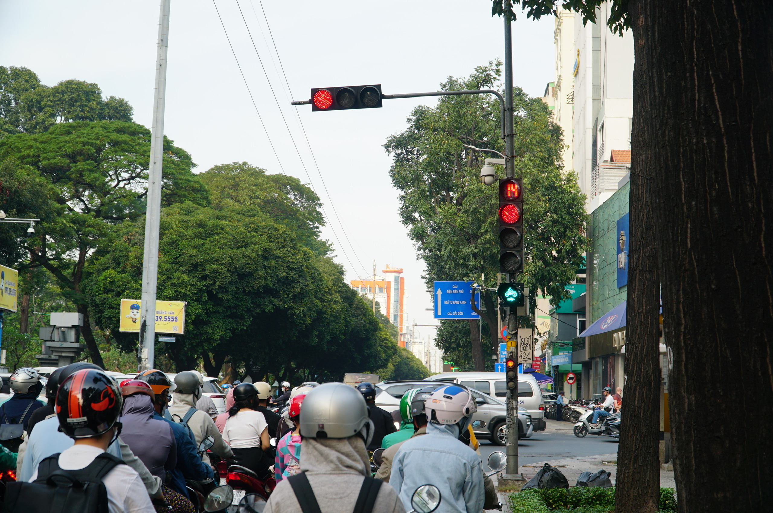 CSGT TP.HCM: Không phải ngã tư nào cũng lắp đèn cho xe máy rẽ phải khi đèn đỏ- Ảnh 1.