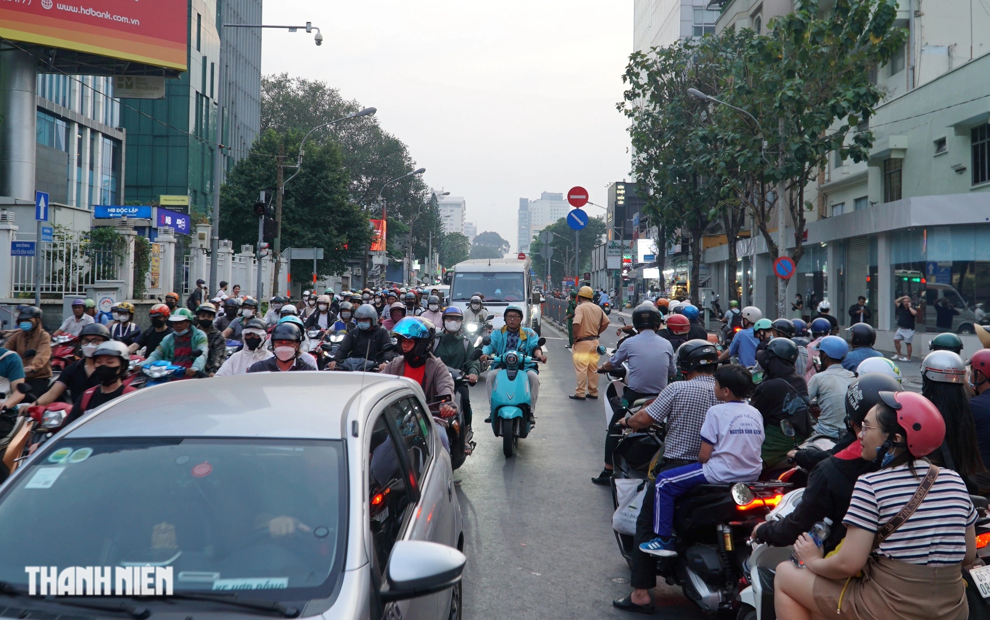 Giao thông TP.HCM chiều tối nay: Các ngã tư dòng xe dừng đèn đỏ ùn ứ kéo dài- Ảnh 1.