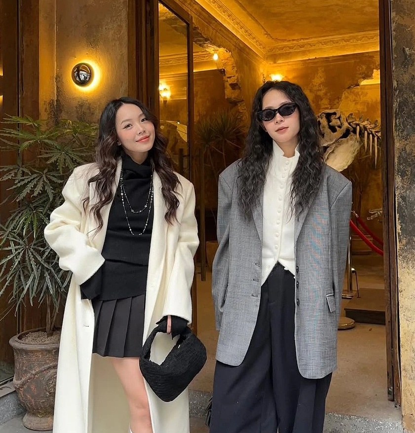 Lente-outfit 2025 met de sterke terugkeer van neutrale kleuren - Foto 7. Phối đồ xuân 2025 với sự trở lại mạnh mẽ của gam màu trung tính- Ảnh 7.