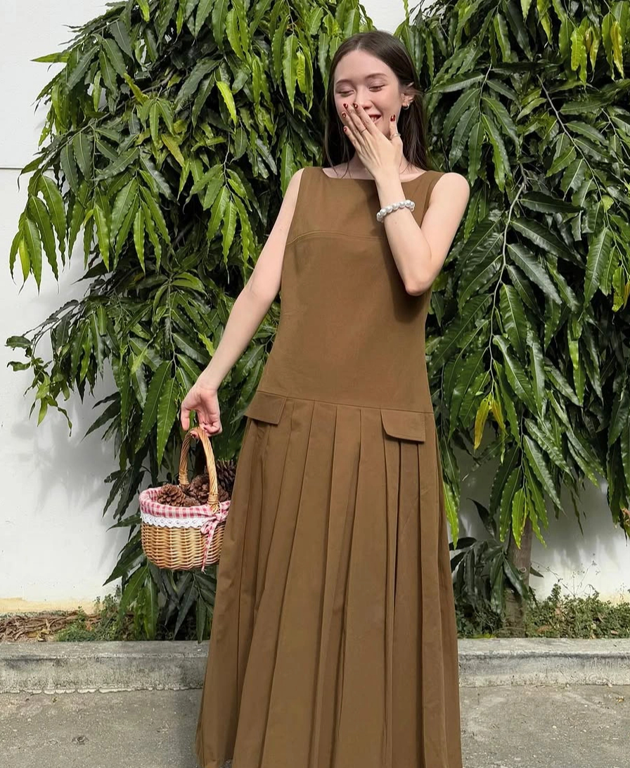 Lente-outfit 2025 met de sterke terugkeer van neutrale kleuren - Foto 9. Phối đồ xuân 2025 với sự trở lại mạnh mẽ của gam màu trung tính- Ảnh 9.