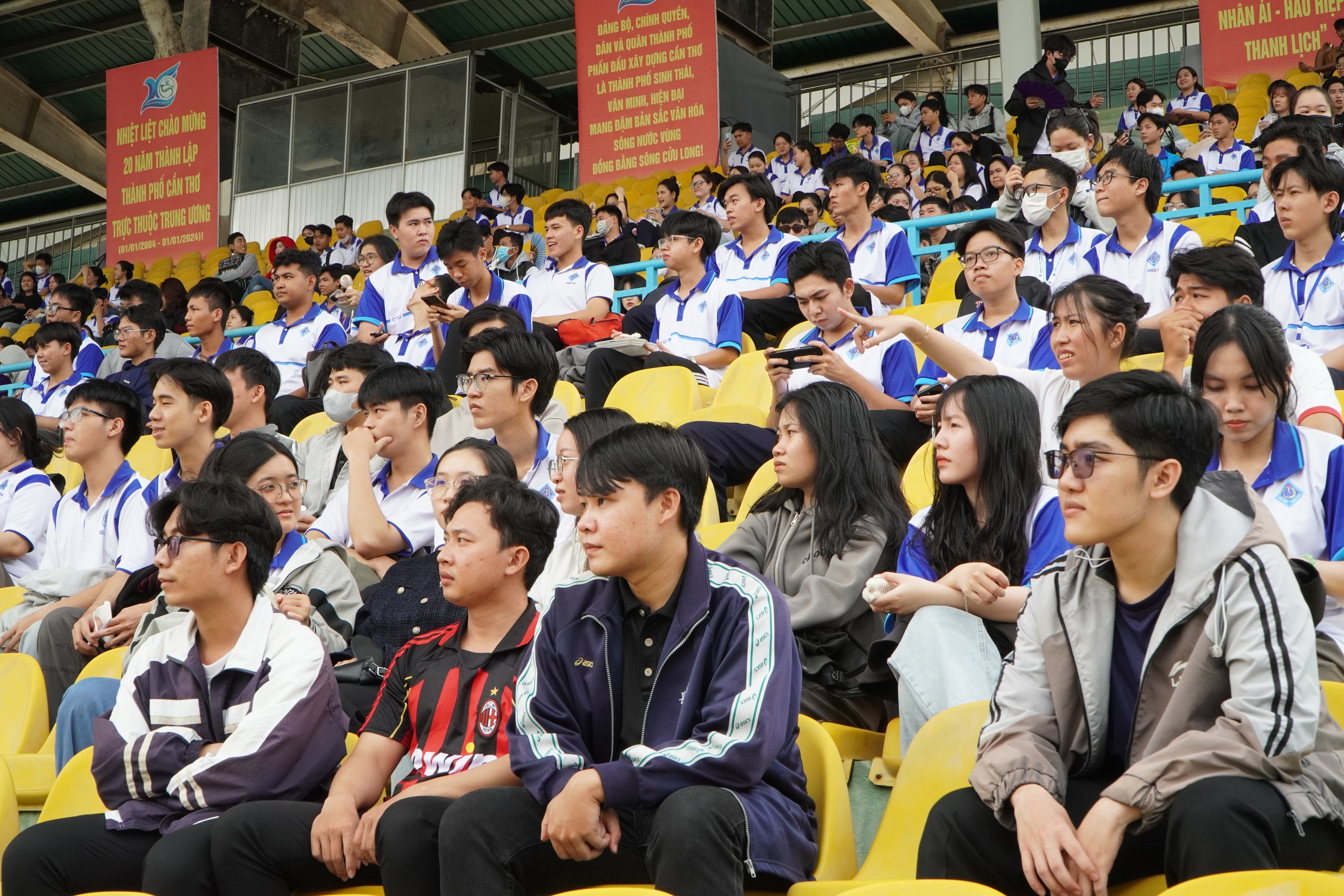 Professional football atmosphere at Can Tho Stadium - Photo 4.