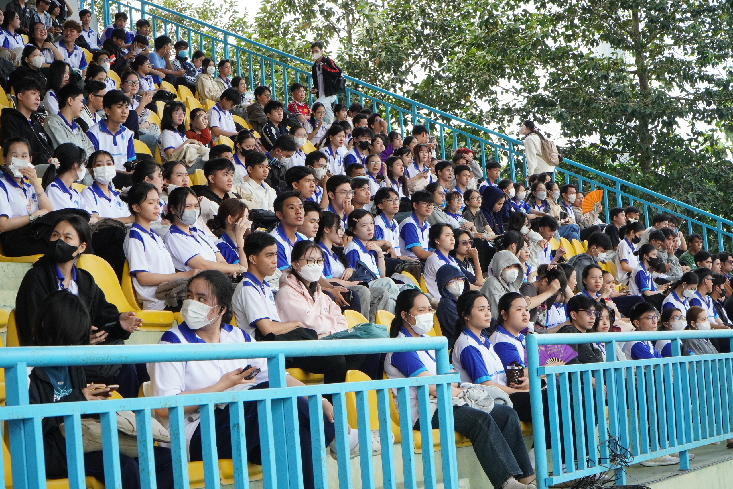 Professional football atmosphere at Can Tho Stadium - Photo 5.