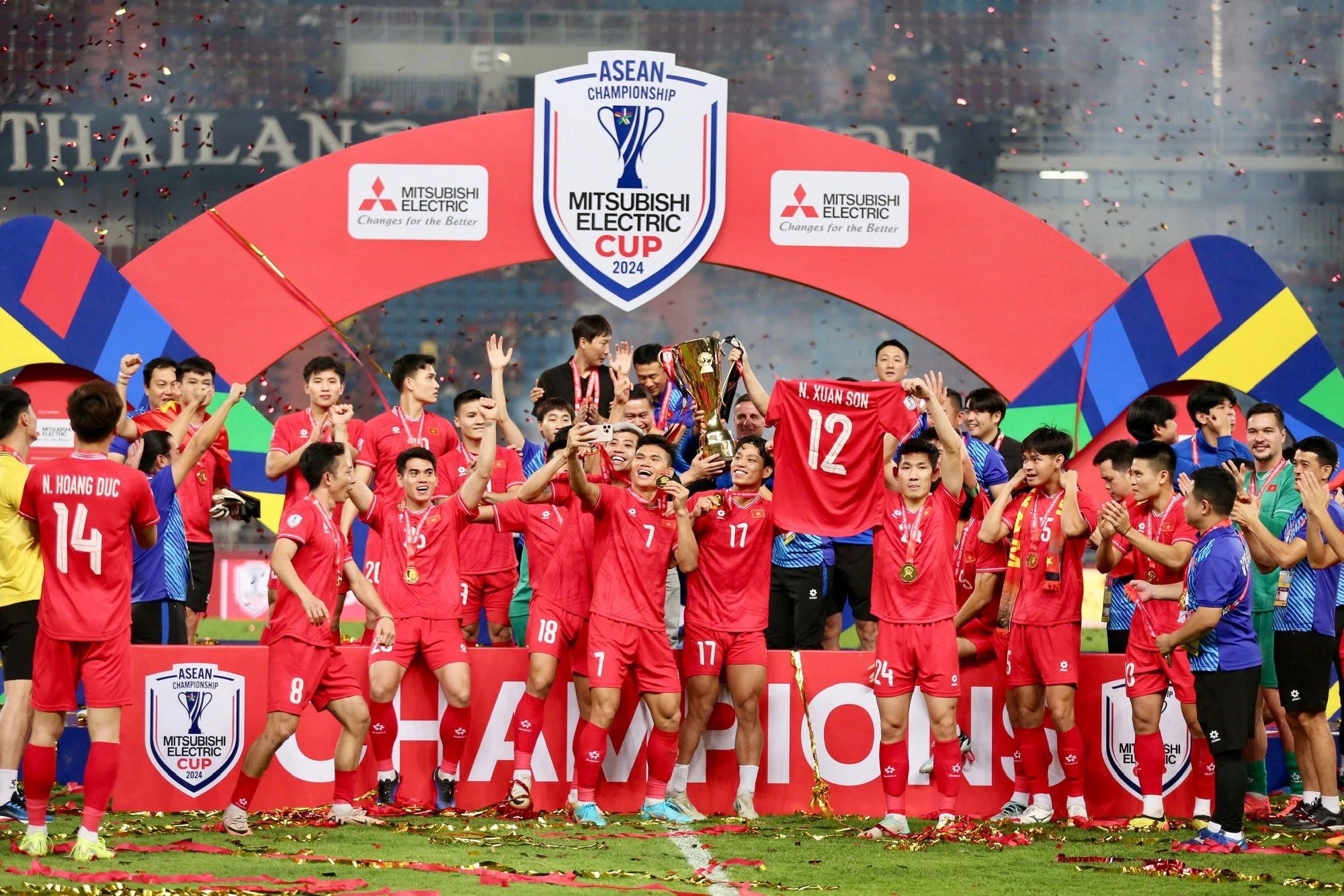 AFF Cup champion Hai Long warms the hearts of home fans - Photo 2.