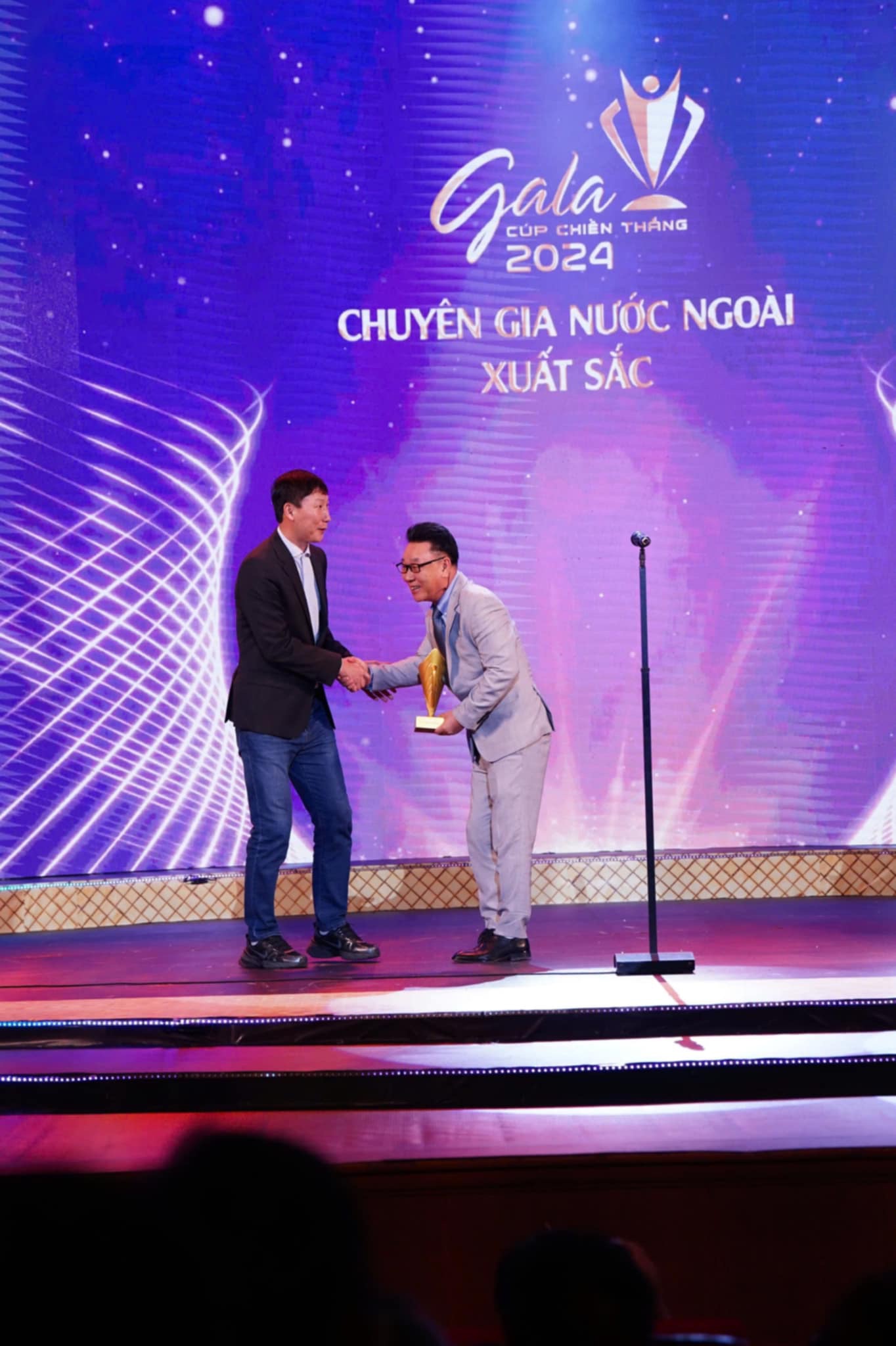 Coach Kim Sang-sik and goalkeeper Dinh Trieu presented important awards at the Victory Cup - Photo 10.