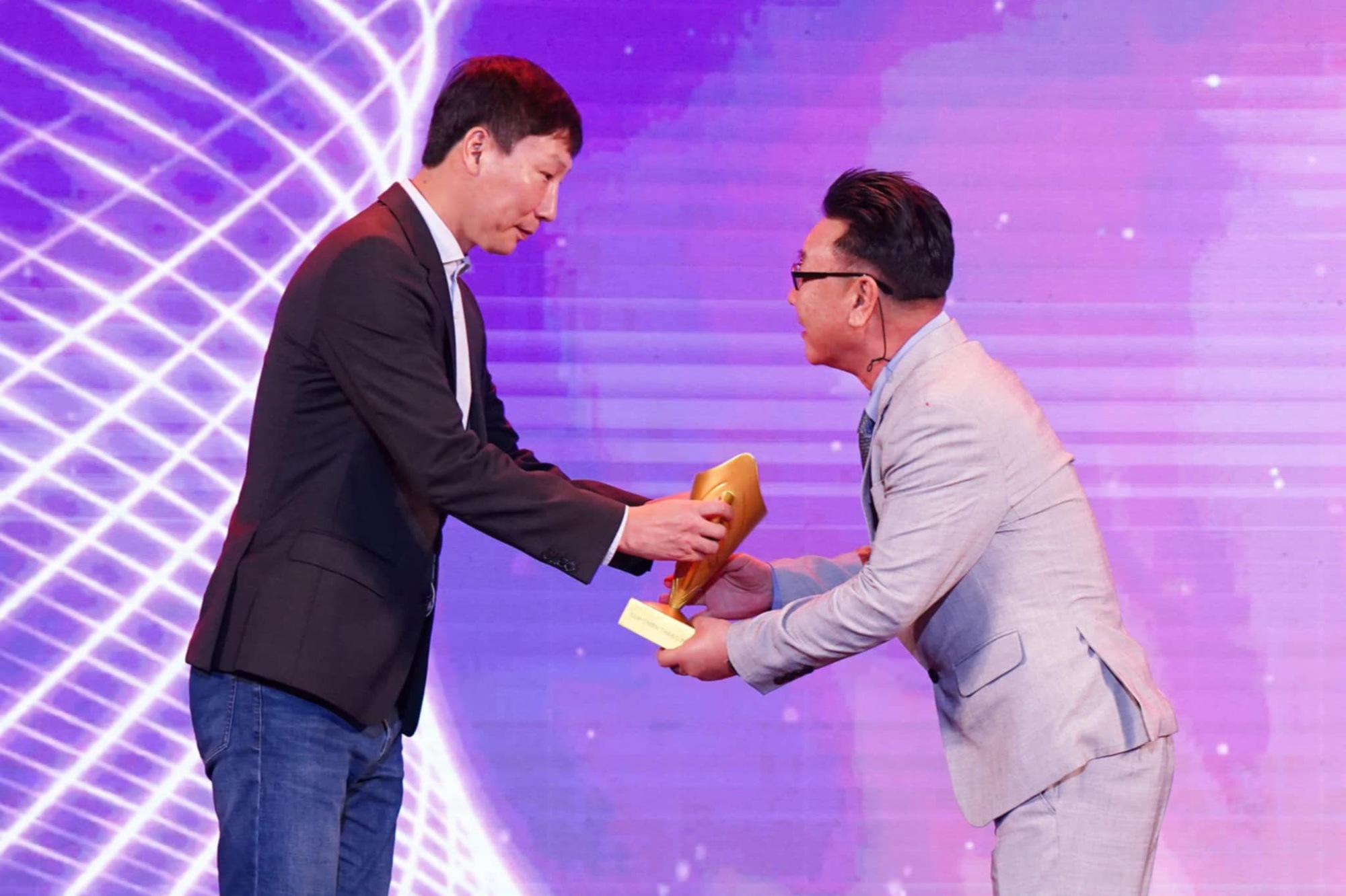 Coach Kim Sang-sik and goalkeeper Dinh Trieu presented important awards at the Victory Cup - Photo 11.