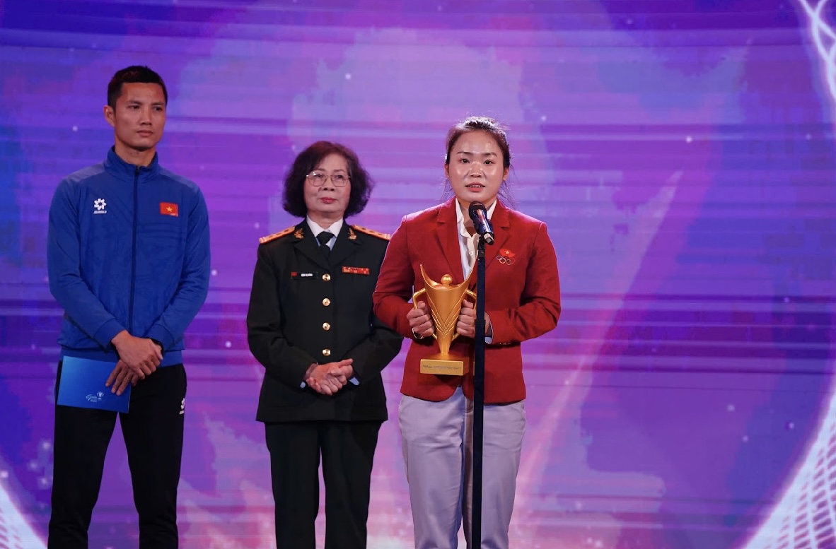 Coach Kim Sang-sik and goalkeeper Dinh Trieu presented important awards at the Victory Cup - Photo 5.