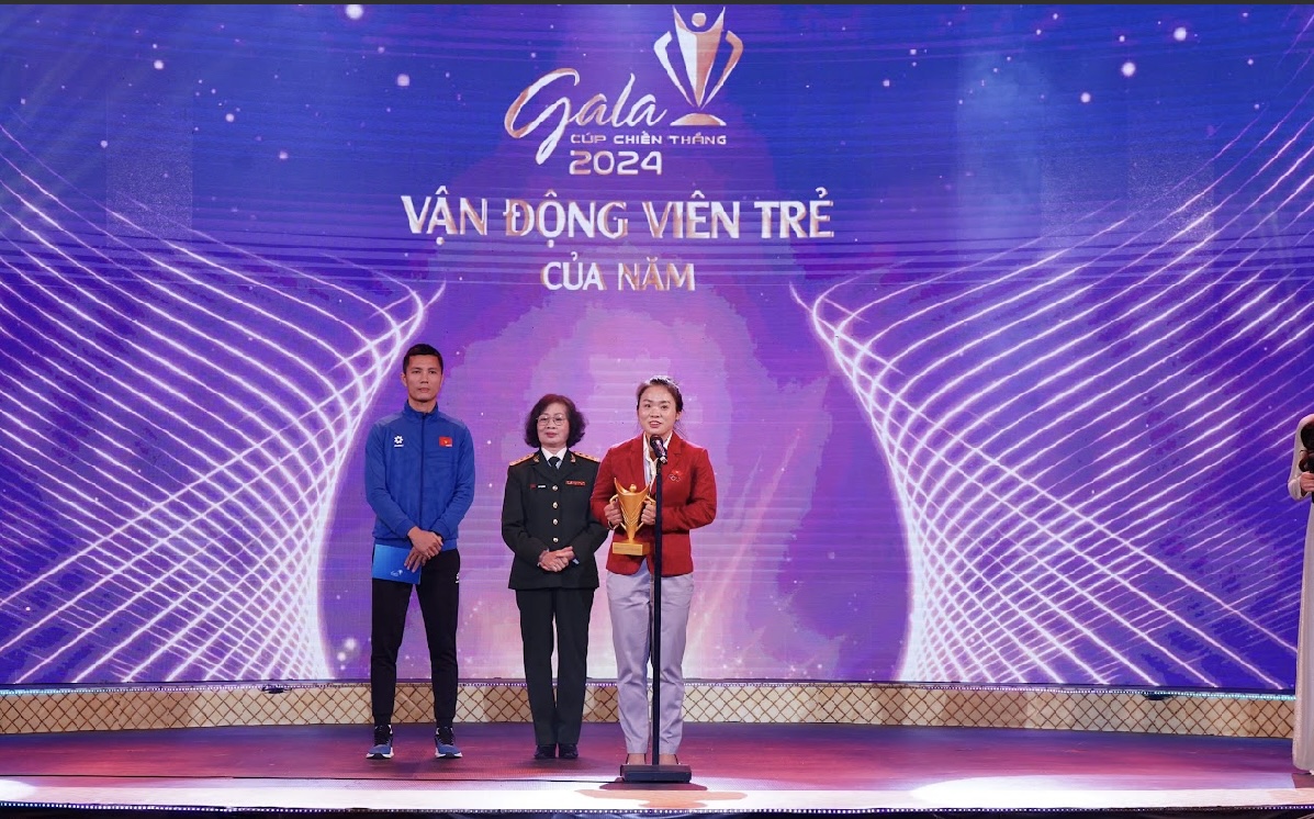 Trinh Thu Vinh and Tran Quyet Chien were honored at the Victory Cup - Photo 6.