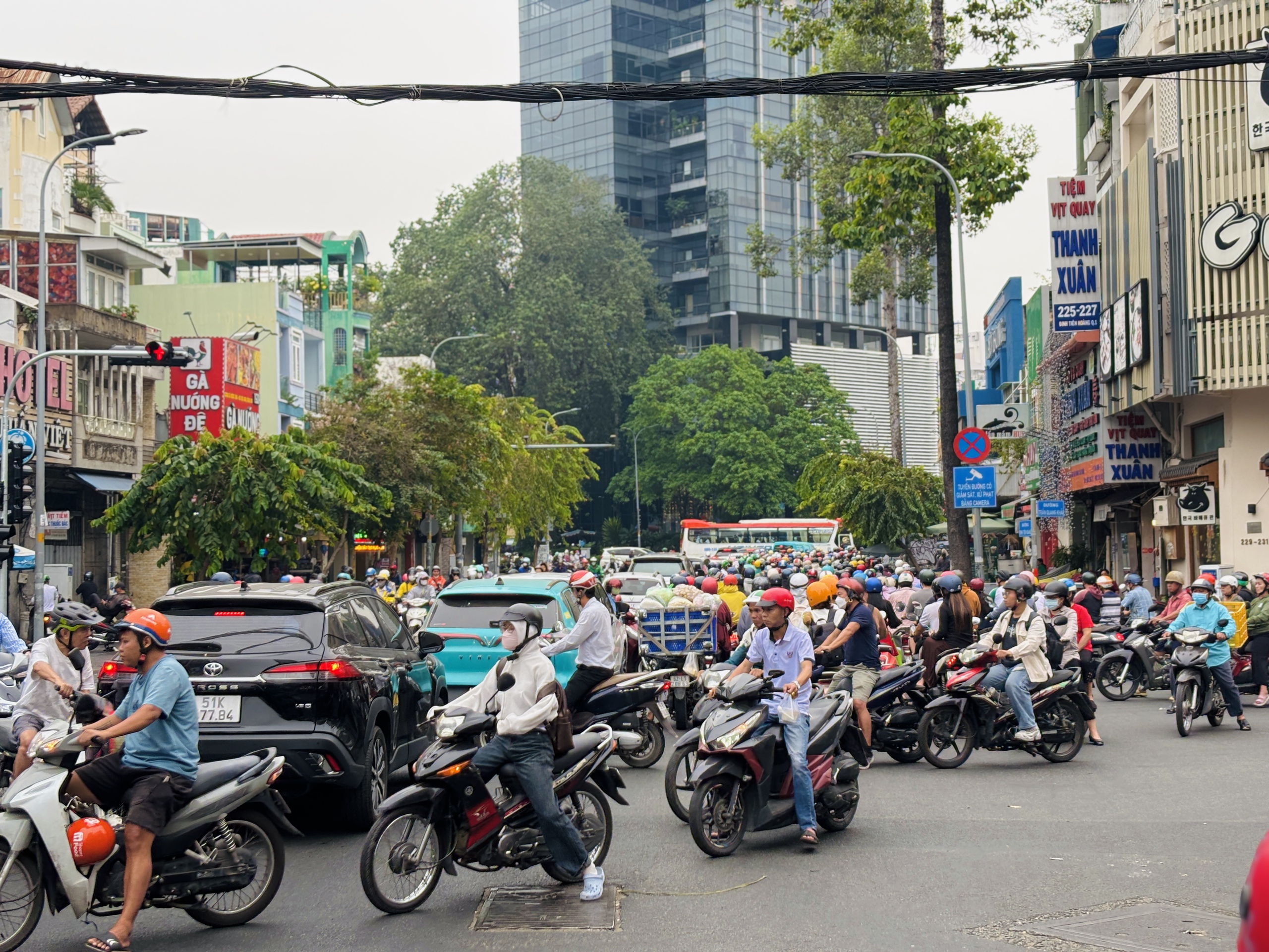 CSGT TP.HCM: Không phải ngã tư nào cũng lắp đèn cho xe máy rẽ phải khi đèn đỏ- Ảnh 5.