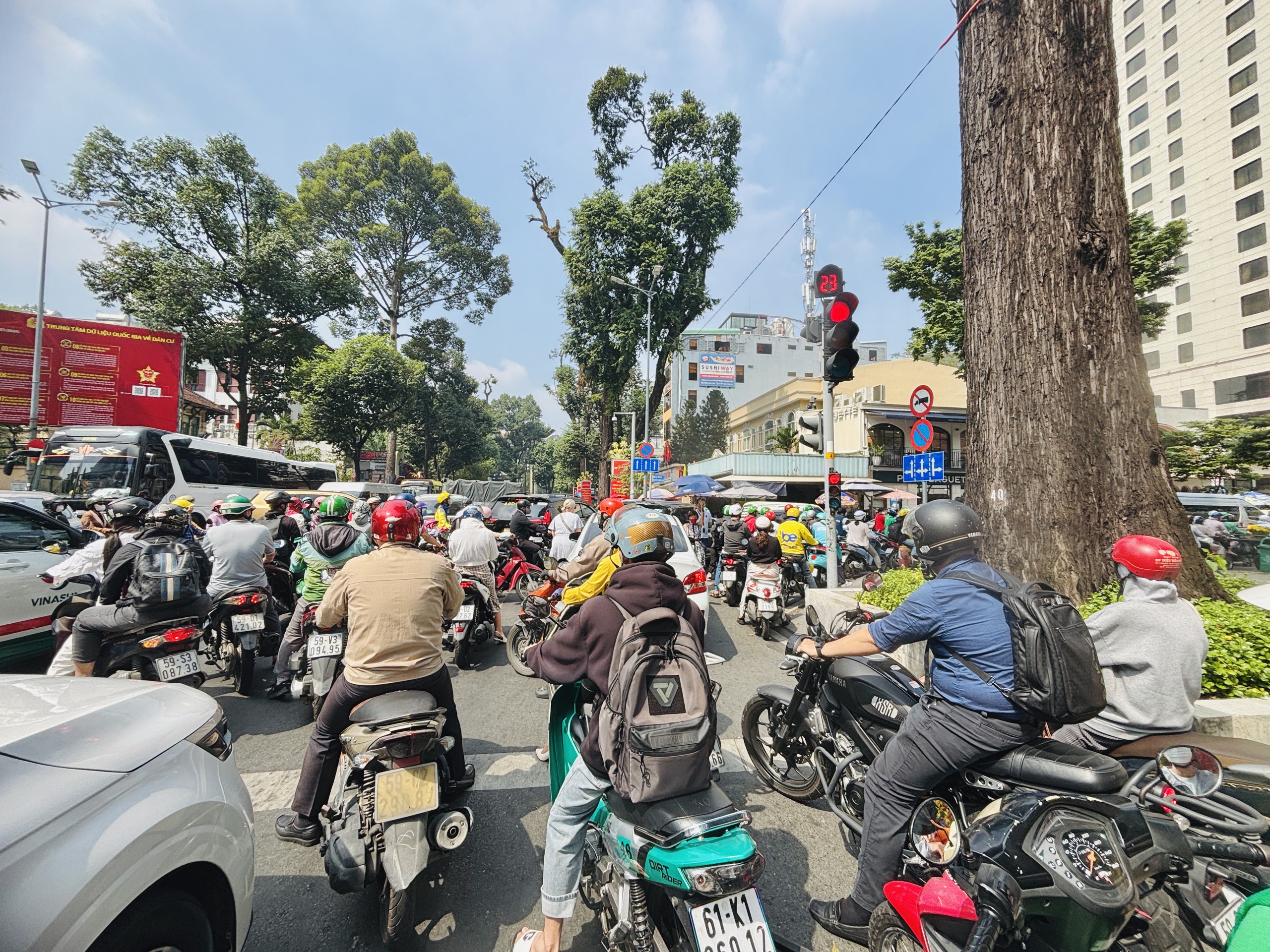 CSGT TP.HCM: Không phải ngã tư nào cũng lắp đèn cho xe máy rẽ phải khi đèn đỏ- Ảnh 4.