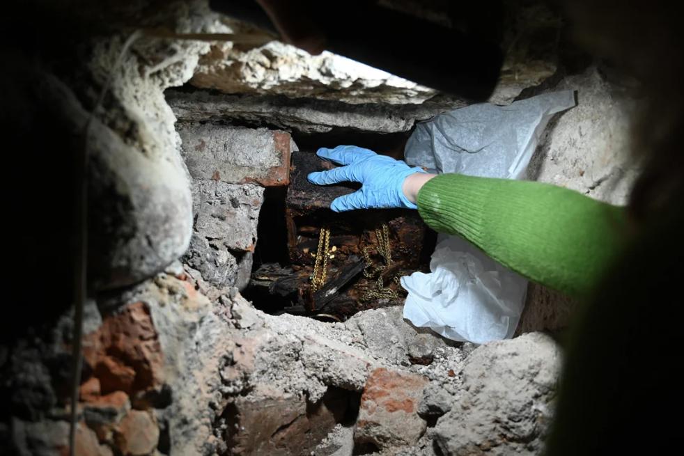 Medieval royal treasure found inside Lithuanian church - Photo 2.