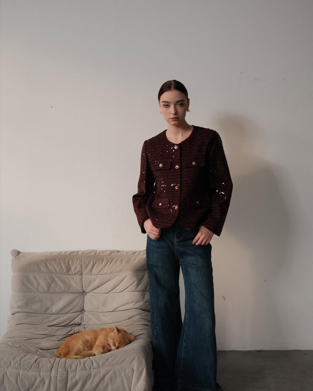 Jděte ven v džínách a nádherných kabátech - Foto 7. Xuống phố cùng quần jeans và những chiếc áo khoác tuyệt đẹp- Ảnh 7.