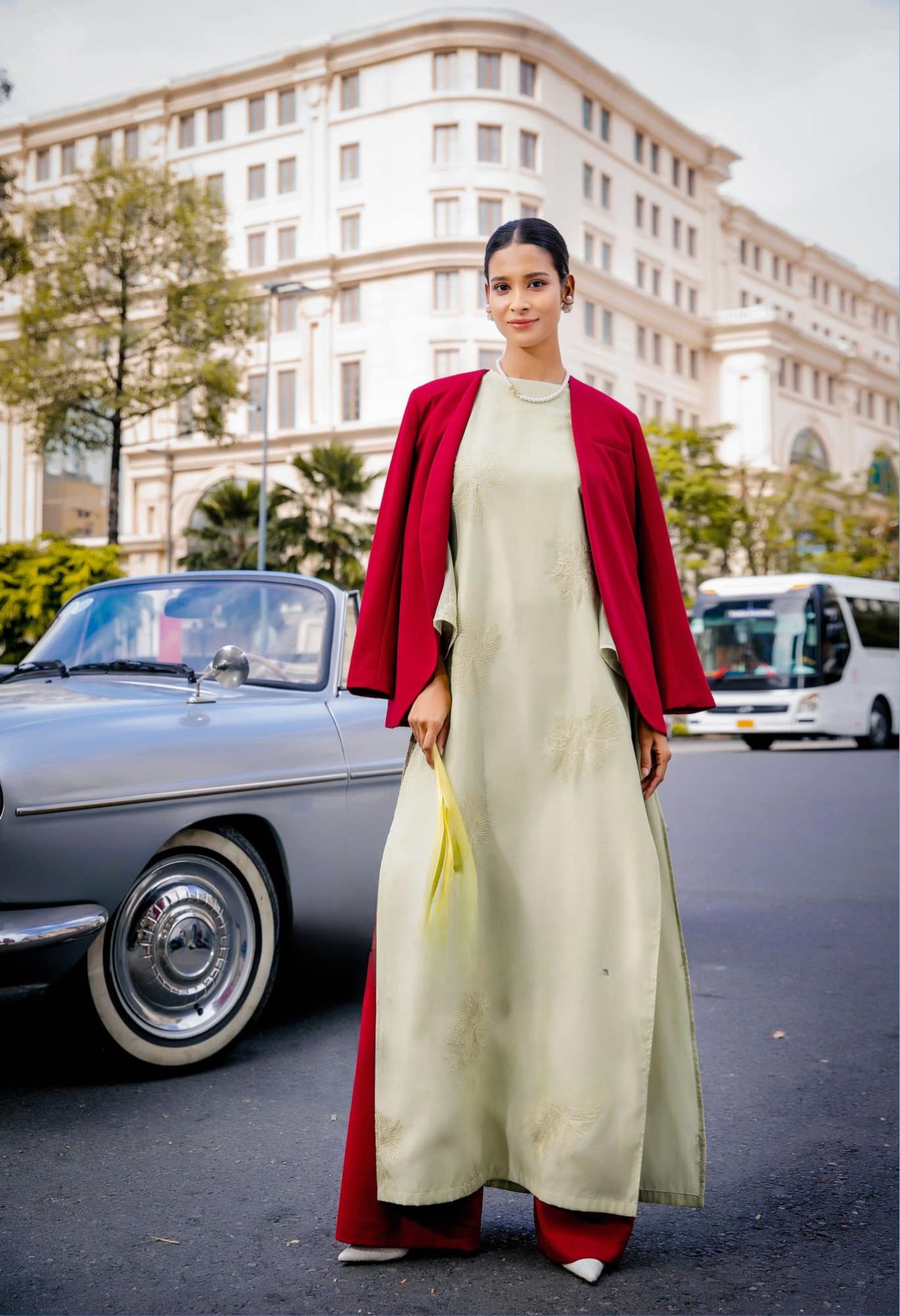 Δημιουργήστε ένα ξεχωριστό στυλ συνδυάζοντας ένα σακάκι και ao dai για τα ανοιξιάτικα ταξίδια - Φωτογραφία 1. Tạo phong cách nổi bật khi kết hợp blazer và áo dài du xuân- Ảnh 1.