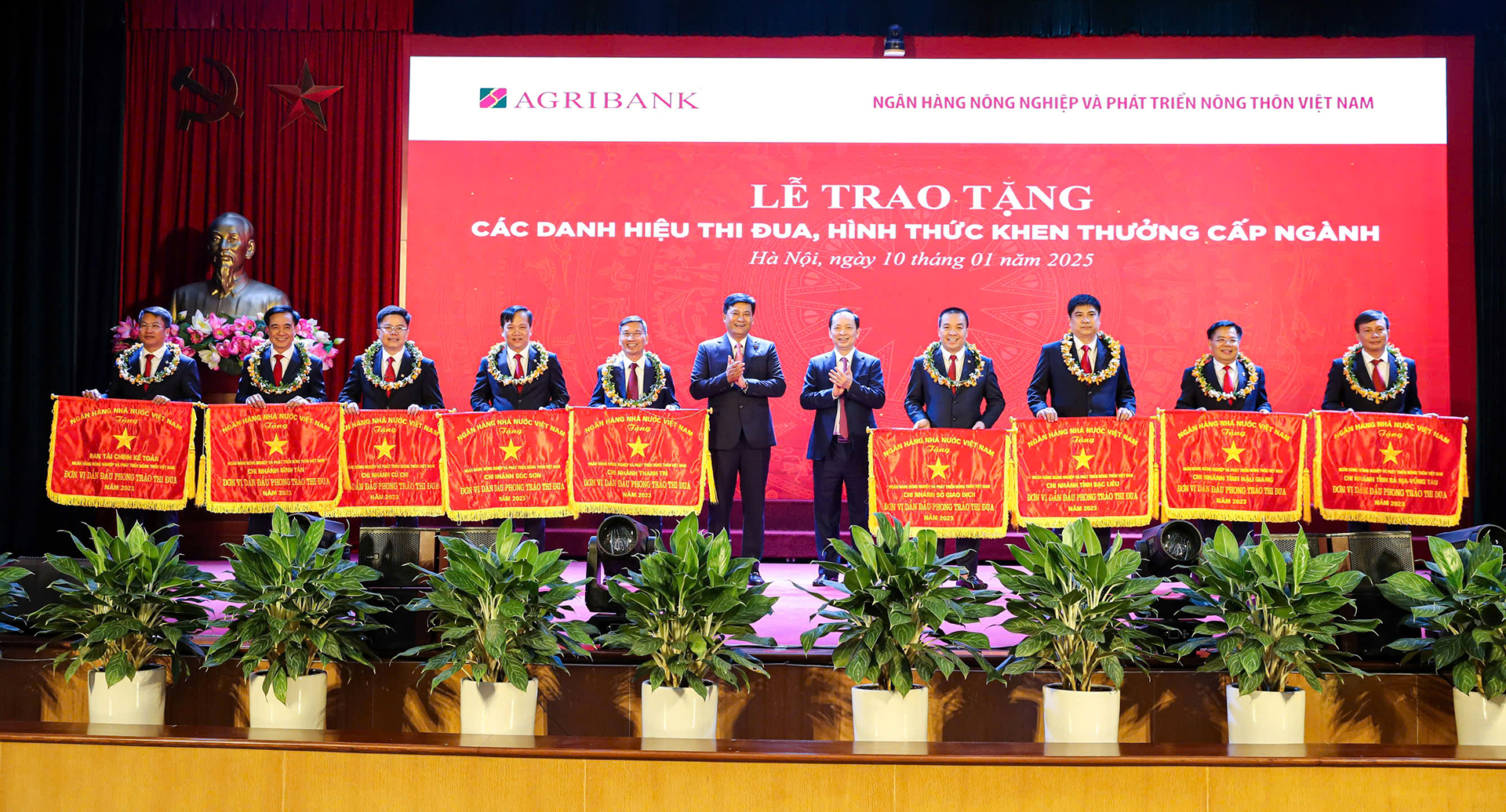 Đồng chí Đào Minh Tú - Phó Thống đốc Thường trực NHNN trao cờ thi đua của NHNN cho các đơn vị xuất sắc trong hệ thống Agribank