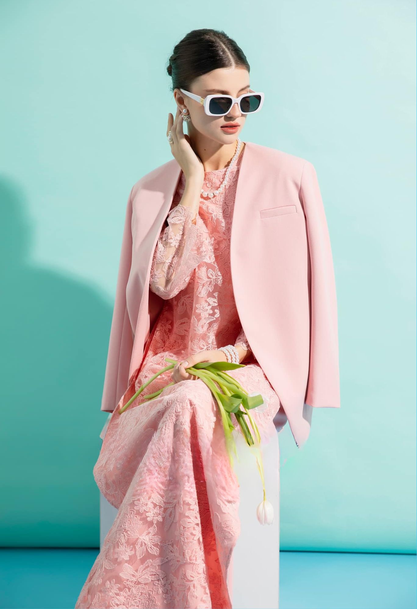 Δημιουργήστε ένα εντυπωσιακό στυλ συνδυάζοντας ένα σακάκι και ao dai για ανοιξιάτικα ταξίδια - Φωτογραφία 3. Tạo phong cách nổi bật khi kết hợp blazer và áo dài du xuân- Ảnh 3.