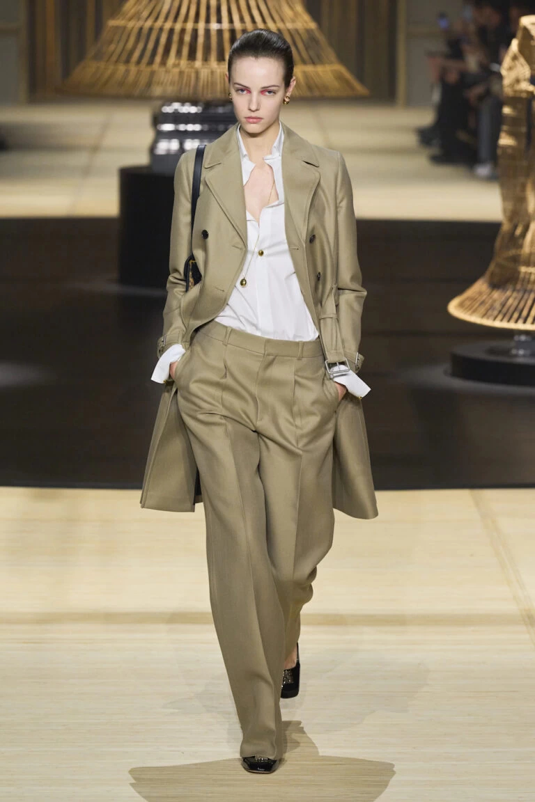 Selitkan pakaian anda untuk sebarang majlis, seksi dan feminin - Foto 6. Sơ vin trang phục trong mọi dịp, gợi cảm và nữ tính- Ảnh 6.