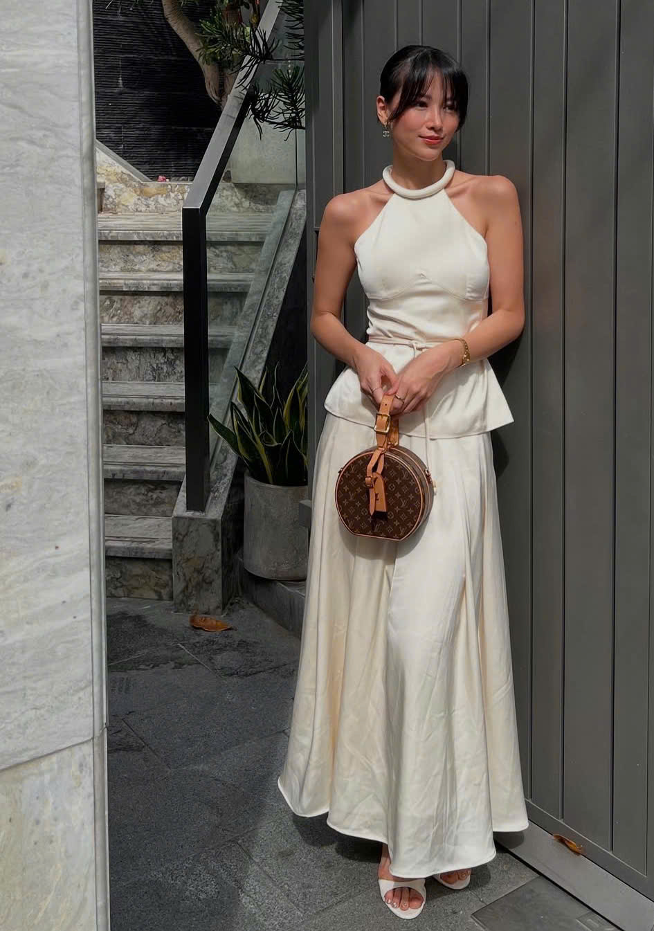 Lindo e elegante design de decote halter para mulheres se vestirem na primavera - Foto 2. Thiết kế cổ yếm đẹp thướt tha cho nàng lên đồ du xuân- Ảnh 2.