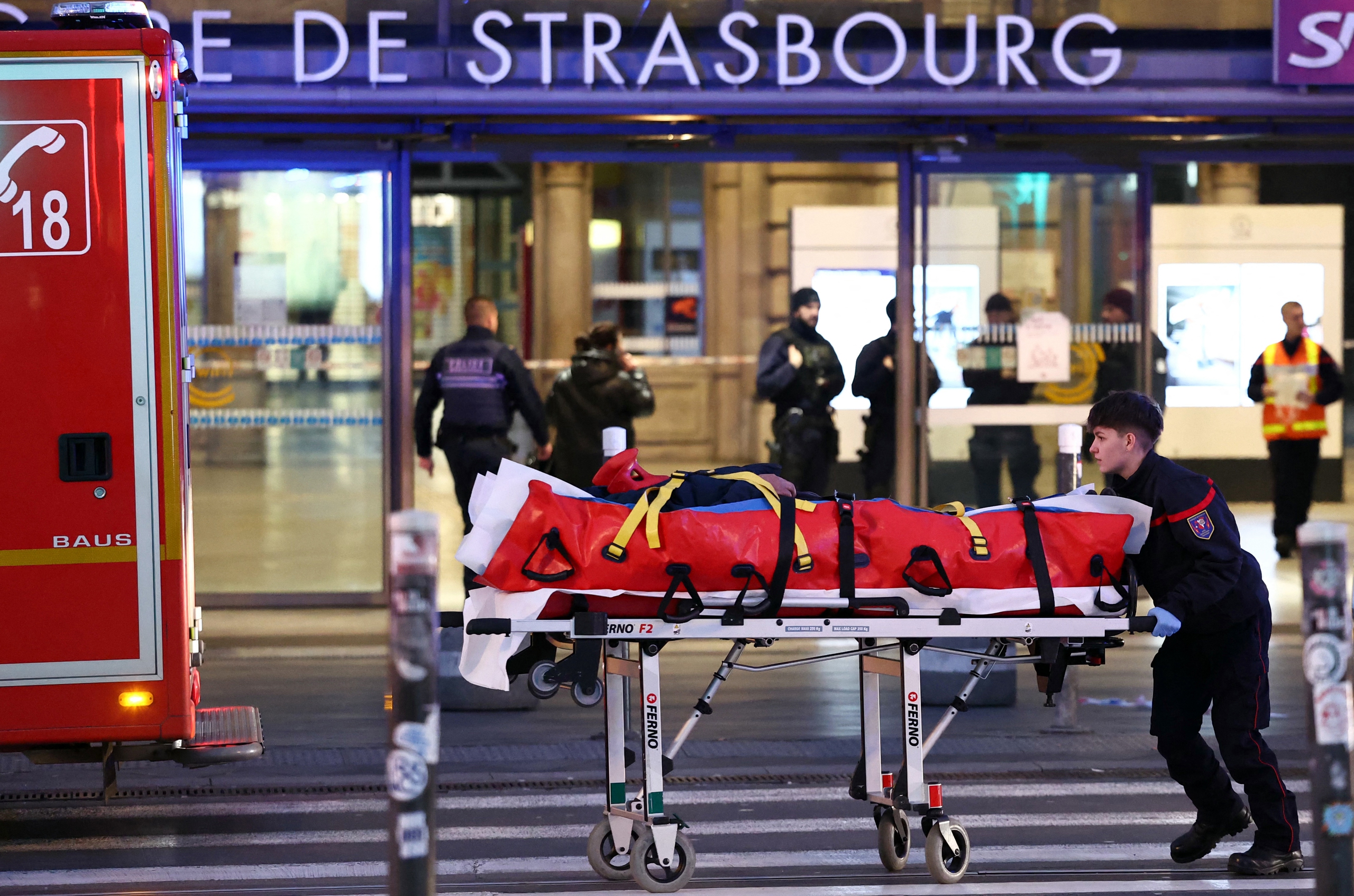 Two electric buses running on the tracks collided in France, dozens of people were injured - Photo 2.