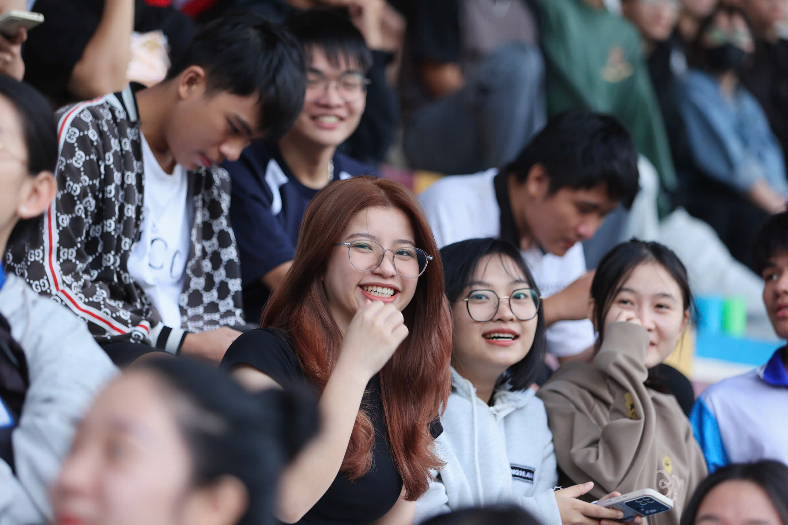 Thousands of students from various schools rock the soccer field in the coastal city of Nha Trang - Photo 8.