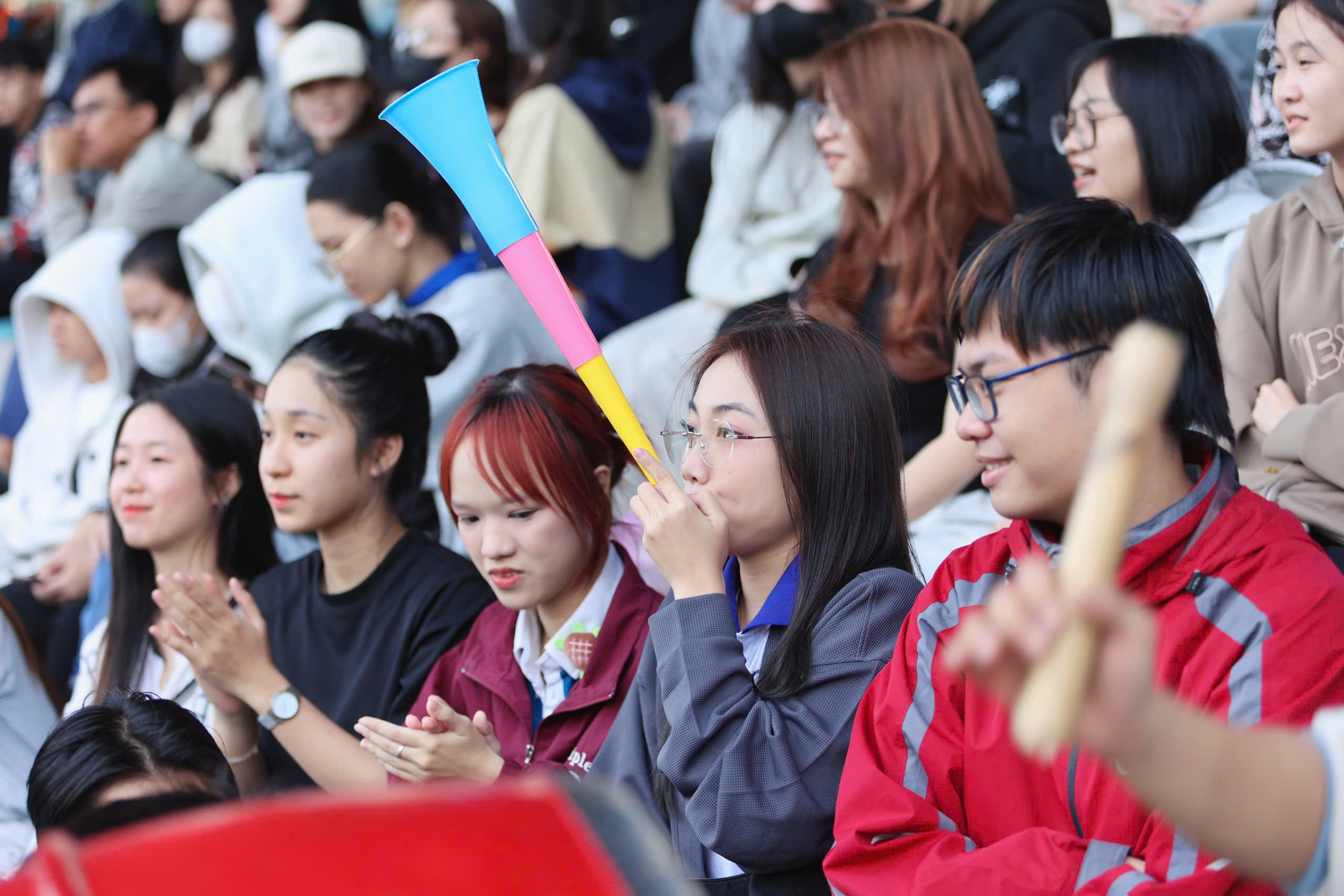 Thousands of students from various schools rock the soccer field in the coastal city of Nha Trang - Photo 7.