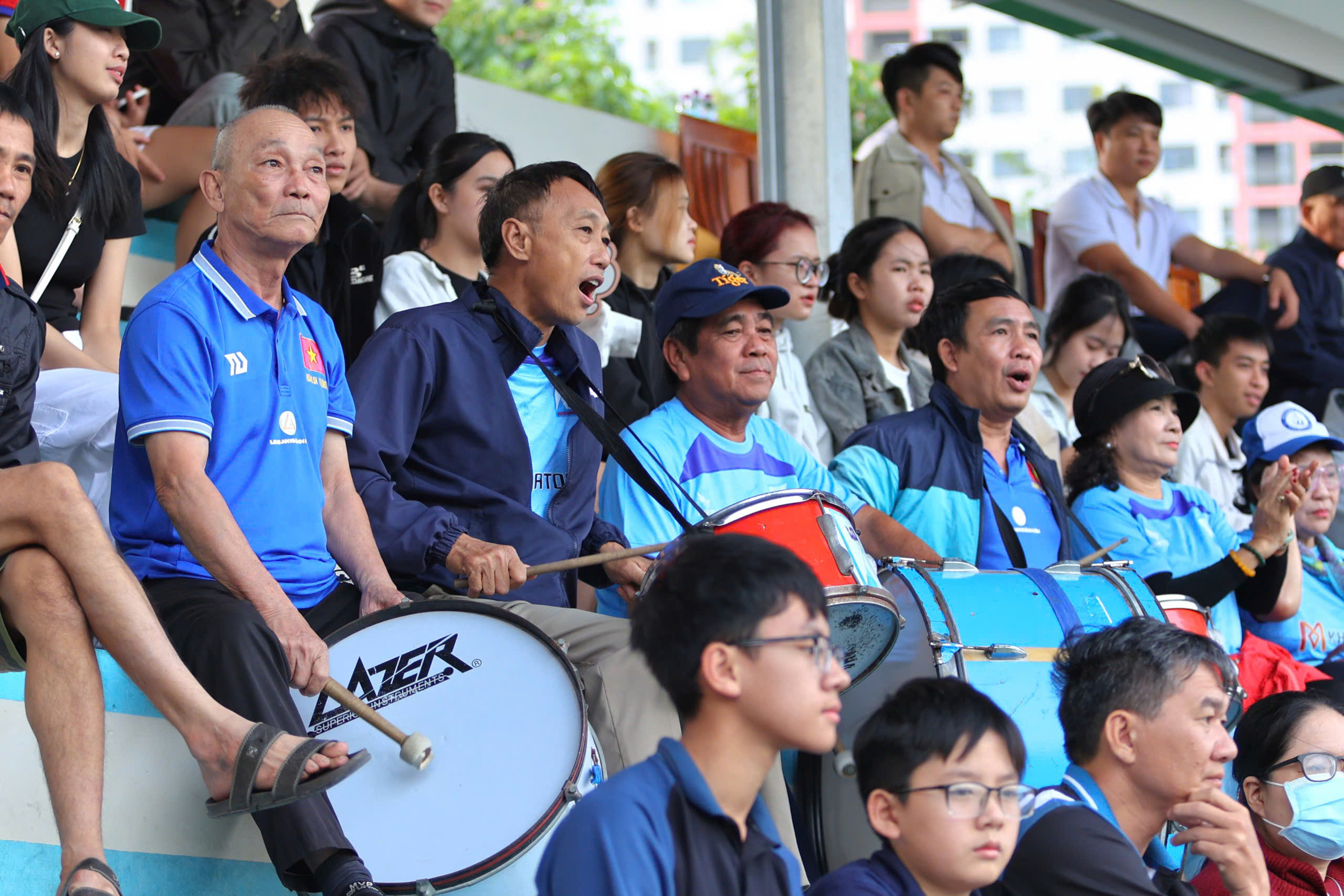 Thousands of students from different schools rock the soccer field in the coastal city of Nha Trang - Photo 5.