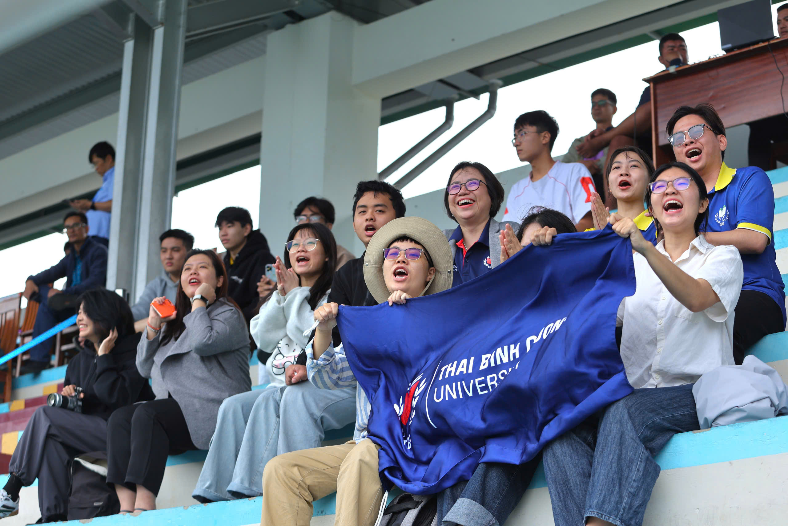 Thousands of students from various schools rock the soccer field in the coastal city of Nha Trang - Photo 2.