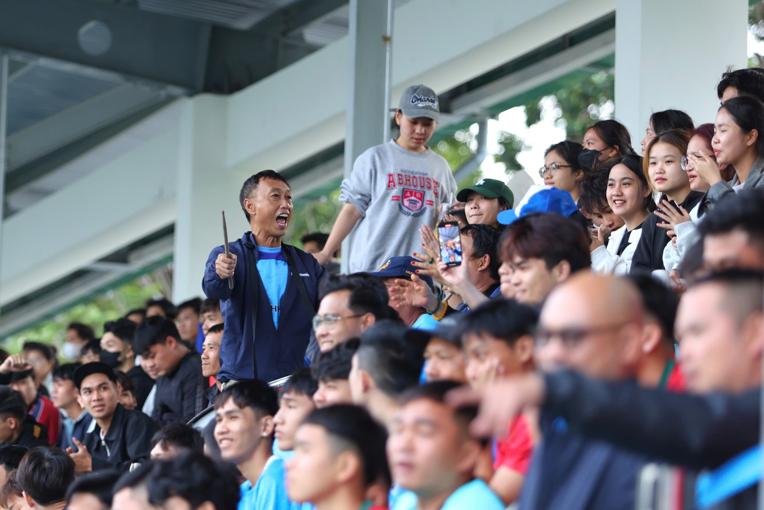 Thousands of students from various schools rock the soccer field in the coastal city of Nha Trang - Photo 3.