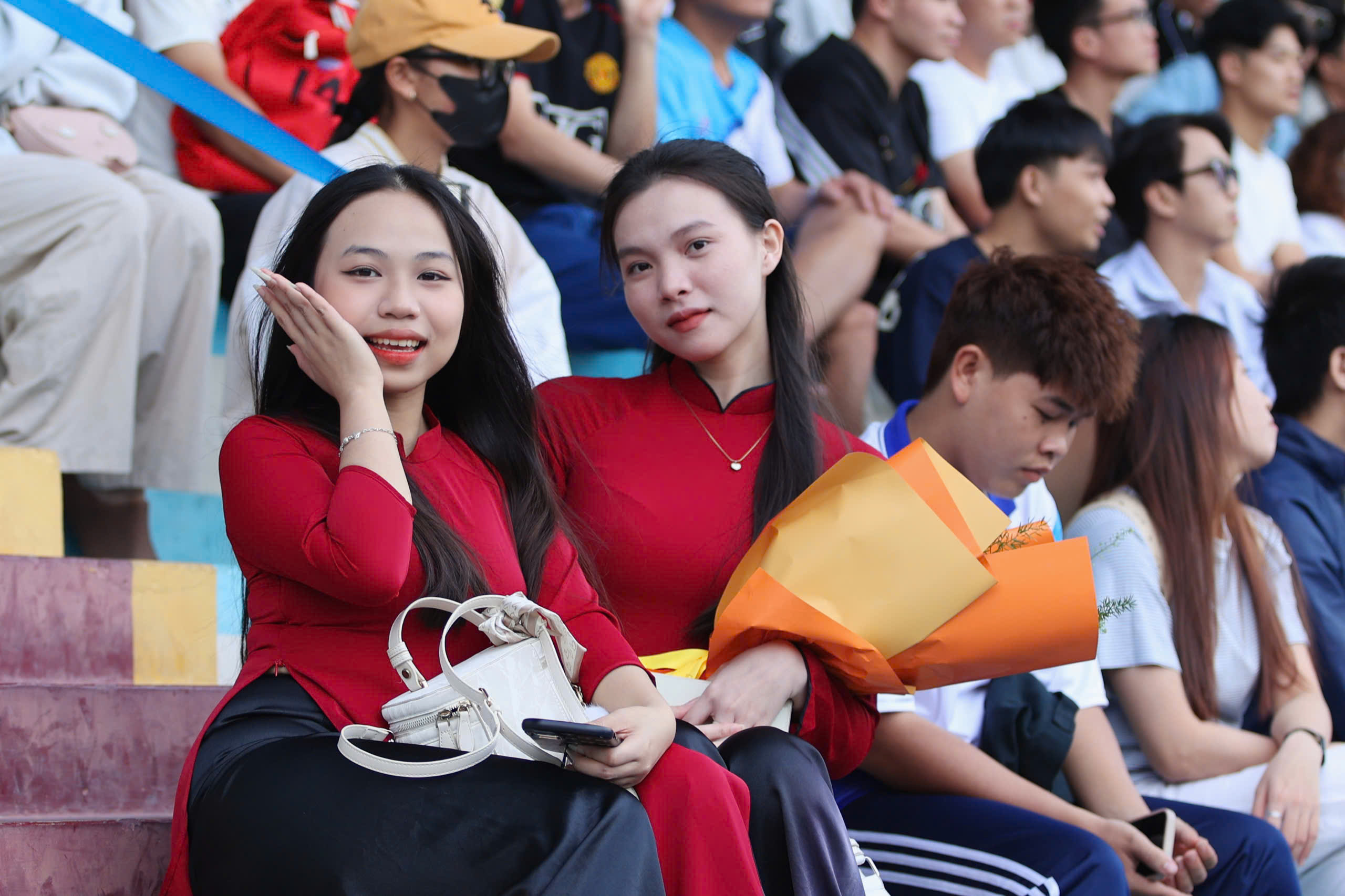 Thousands of students from various schools rock the soccer field in the coastal city of Nha Trang - Photo 6.