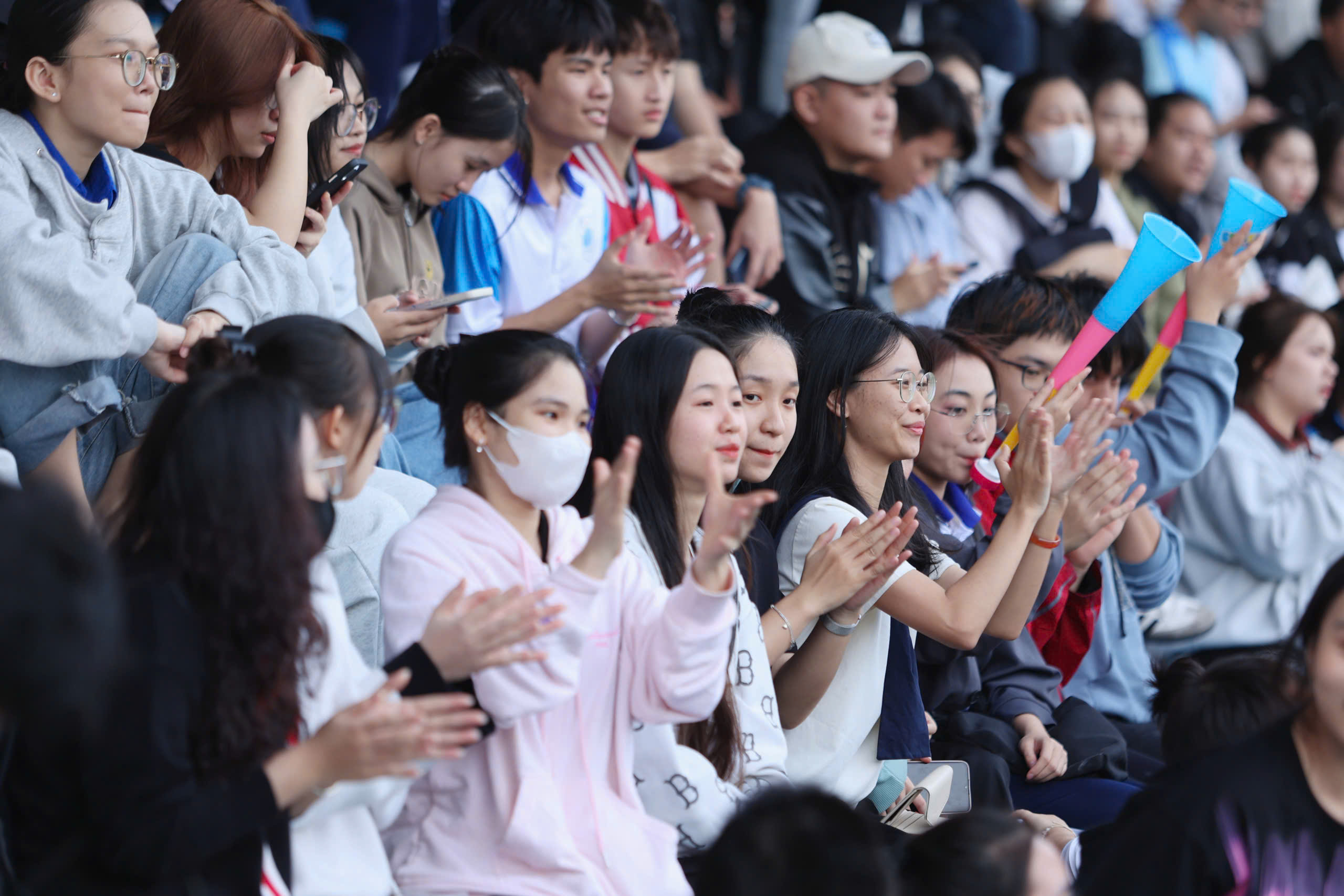 Thousands of students from various schools rock the soccer field in the coastal city of Nha Trang - Photo 9.