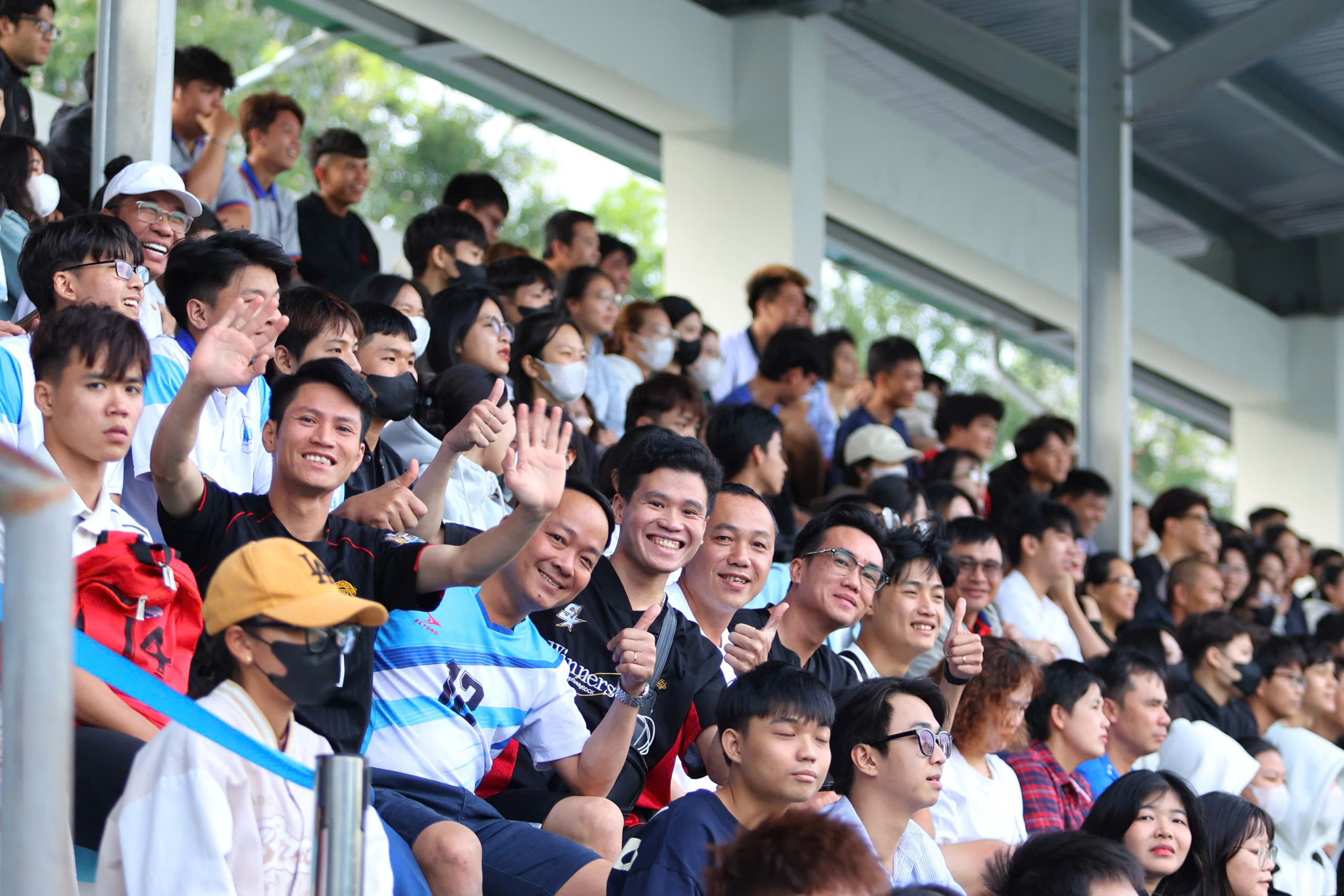 Thousands of students from different schools rock the soccer field in the coastal city of Nha Trang - Photo 11.