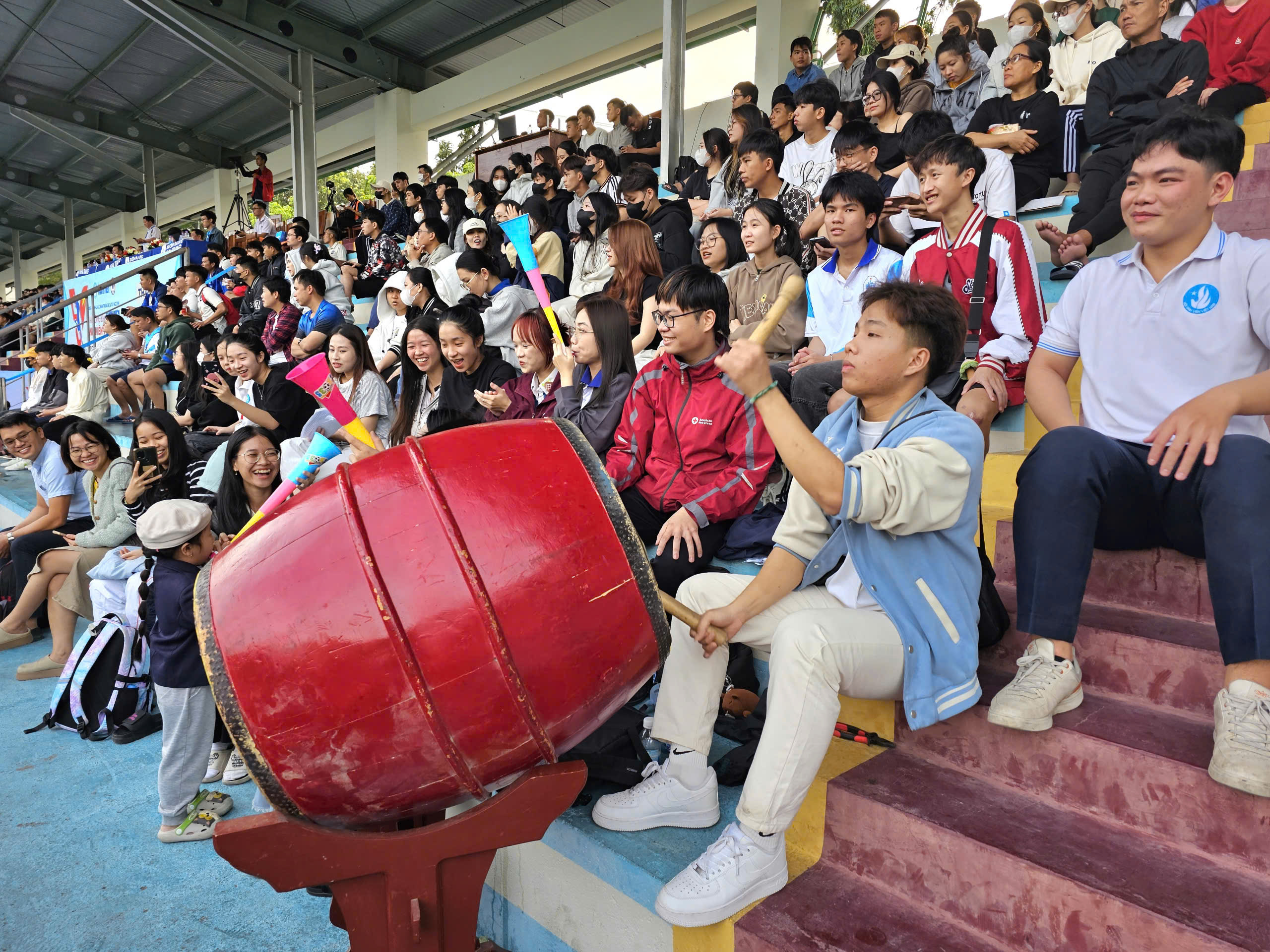 Thousands of students from various schools rock the soccer field in the coastal city of Nha Trang - Photo 4.