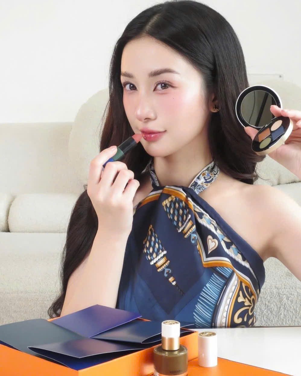 Lindo e elegante design de decote halter para mulheres se vestirem na primavera - Foto 8. Thiết kế cổ yếm đẹp thướt tha cho nàng lên đồ du xuân- Ảnh 8.