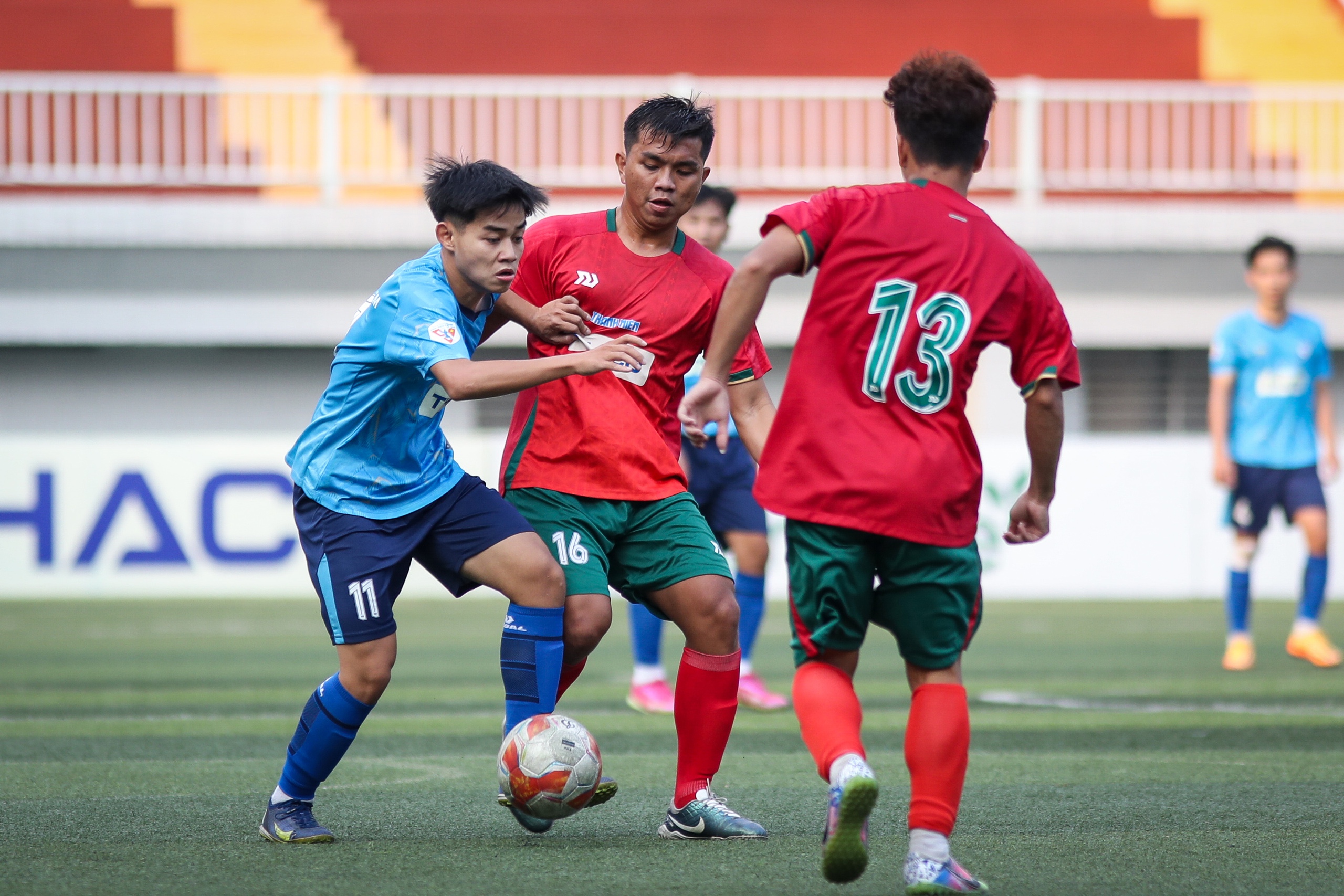 Ho Chi Minh City University of Technology - Vietnam National University team (blue shirt) under the guidance of coach Nguyen Van Tuan, a former CSG team player, the better they play, the better they play.