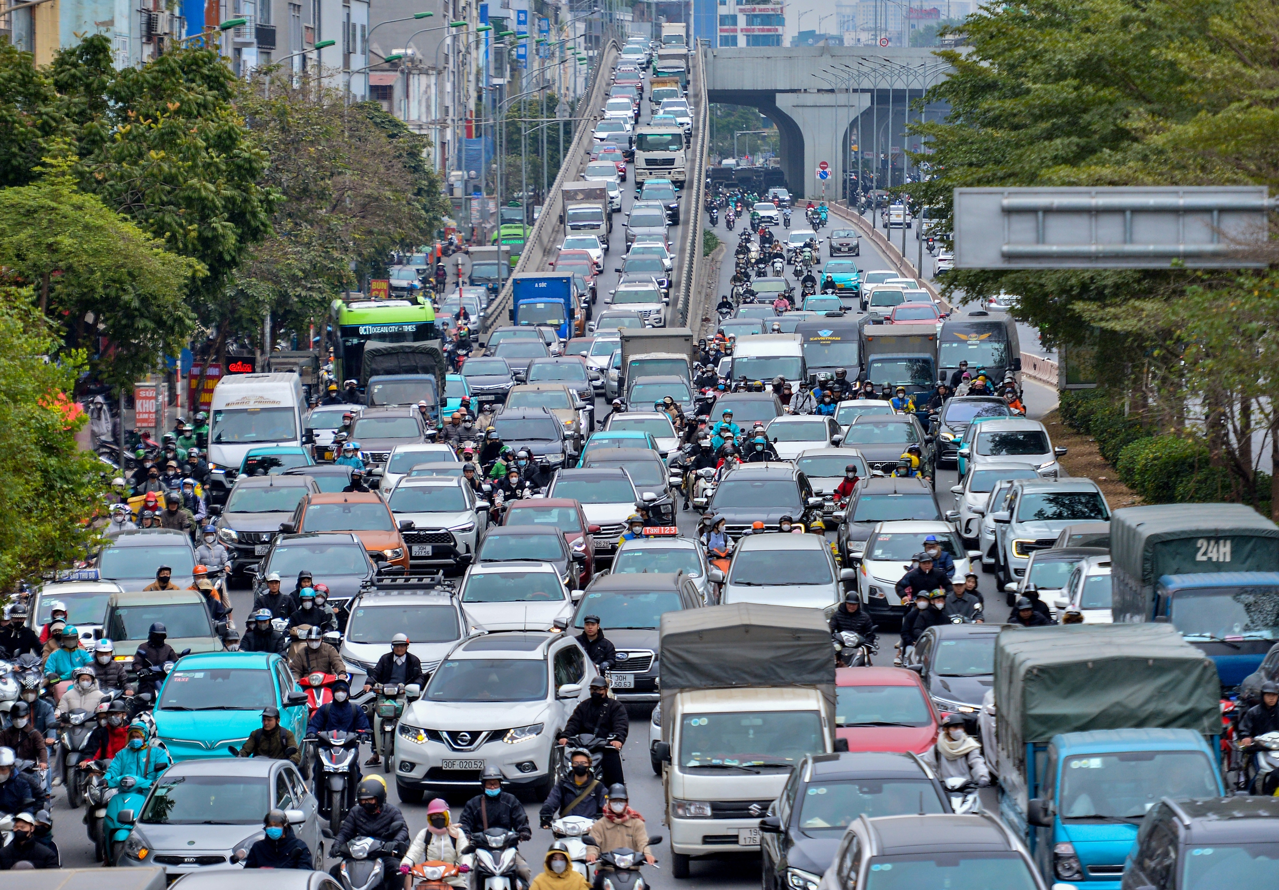 Đường phố Hà Nội ùn tắc kinh hoàng dù không phải giờ cao điểm- Ảnh 10.