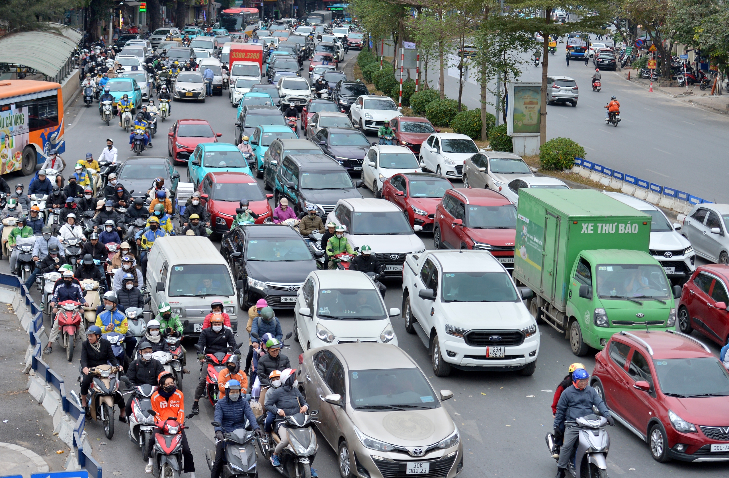 Đường phố Hà Nội ùn tắc kinh hoàng dù không phải giờ cao điểm- Ảnh 11.