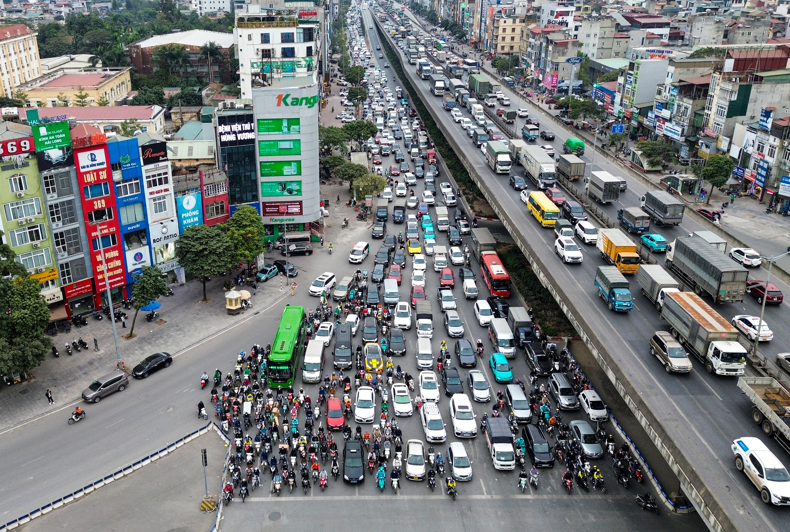 Đường phố Hà Nội ùn tắc kinh hoàng dù không phải giờ cao điểm- Ảnh 1.