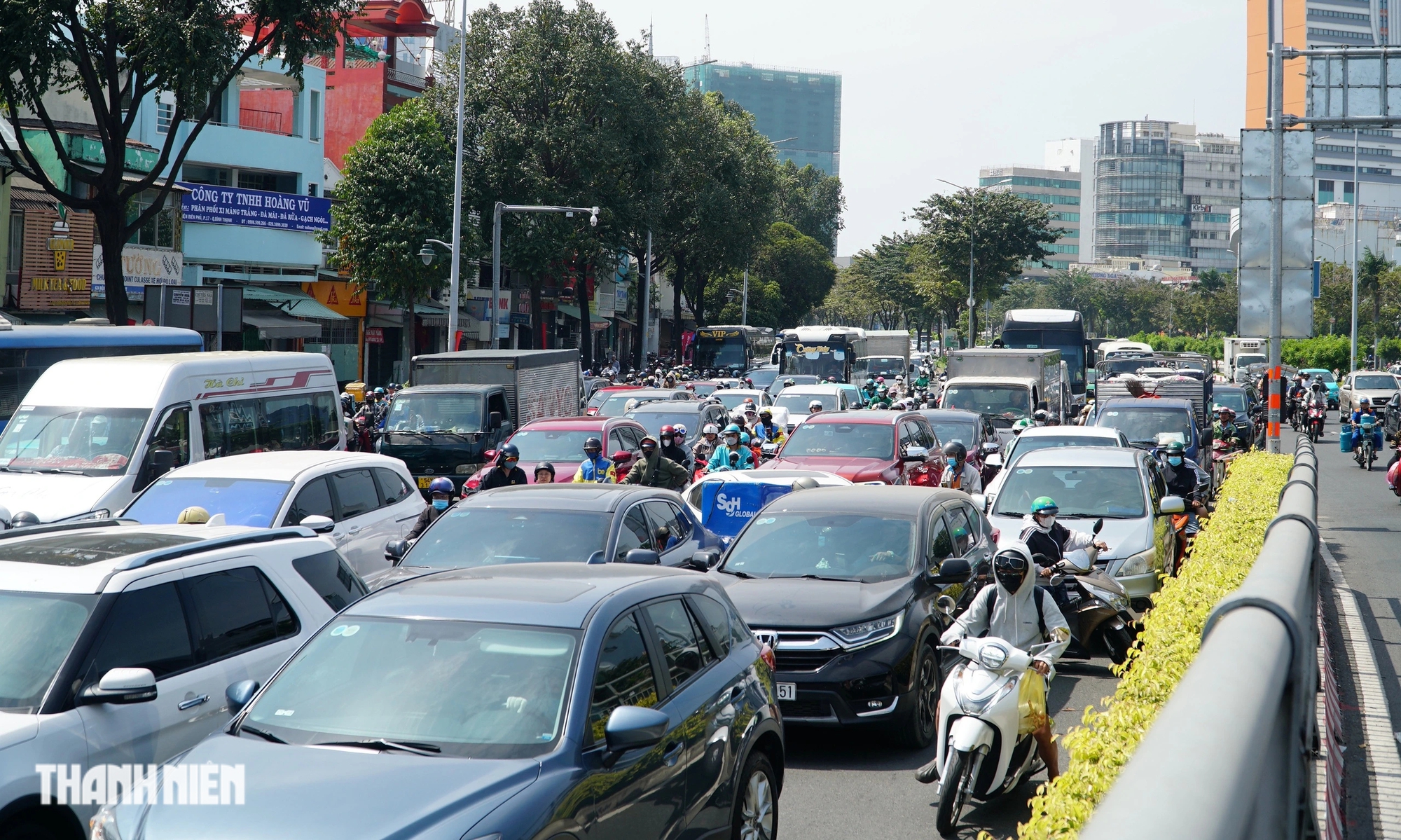 TP.HCM kẹt xe giữa trưa: Dòng xe nối đuôi chờ hàng chục phút để qua đèn đỏ- Ảnh 3.