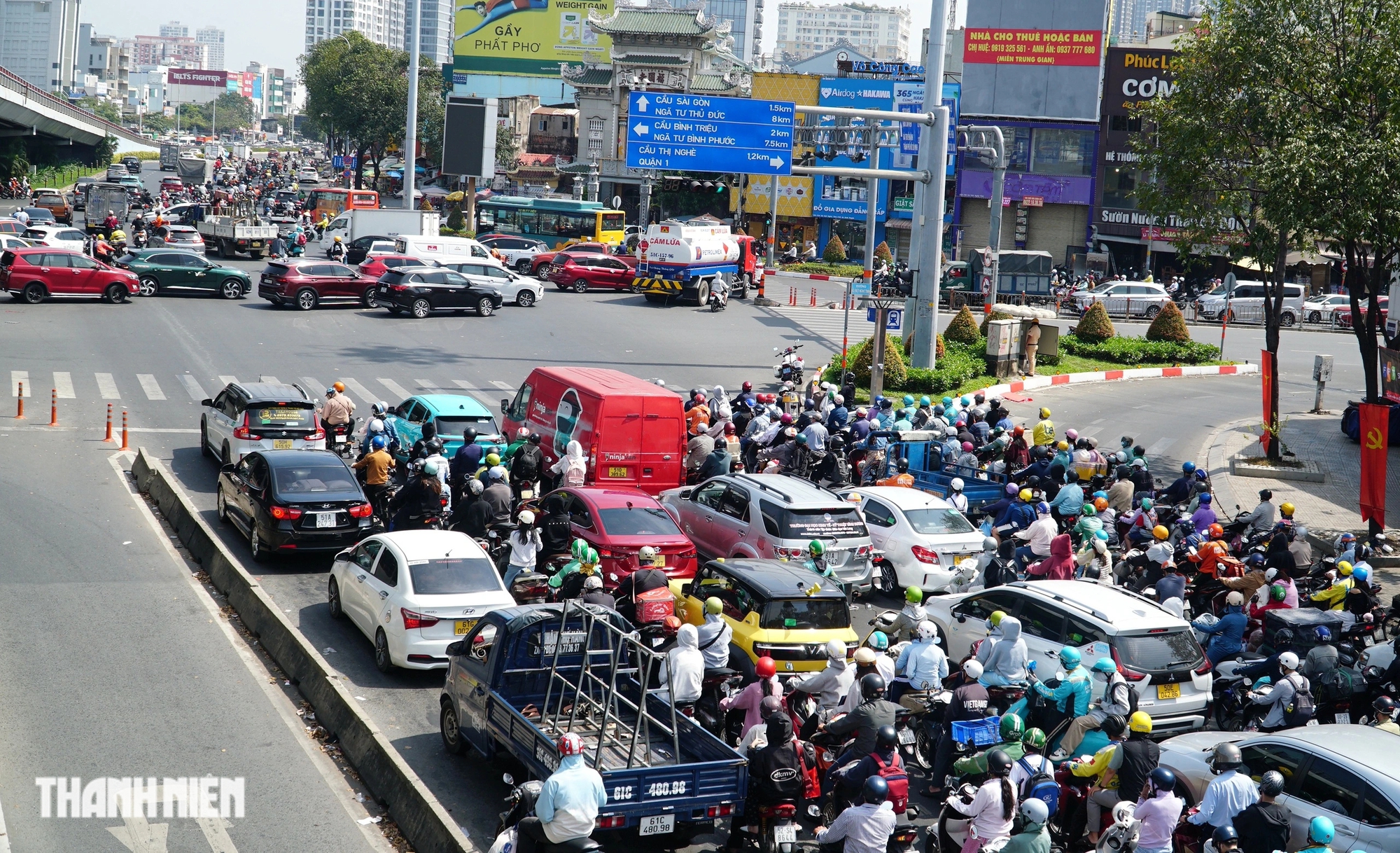 TP.HCM kẹt xe giữa trưa: Dòng xe nối đuôi chờ hàng chục phút để qua đèn đỏ- Ảnh 7.